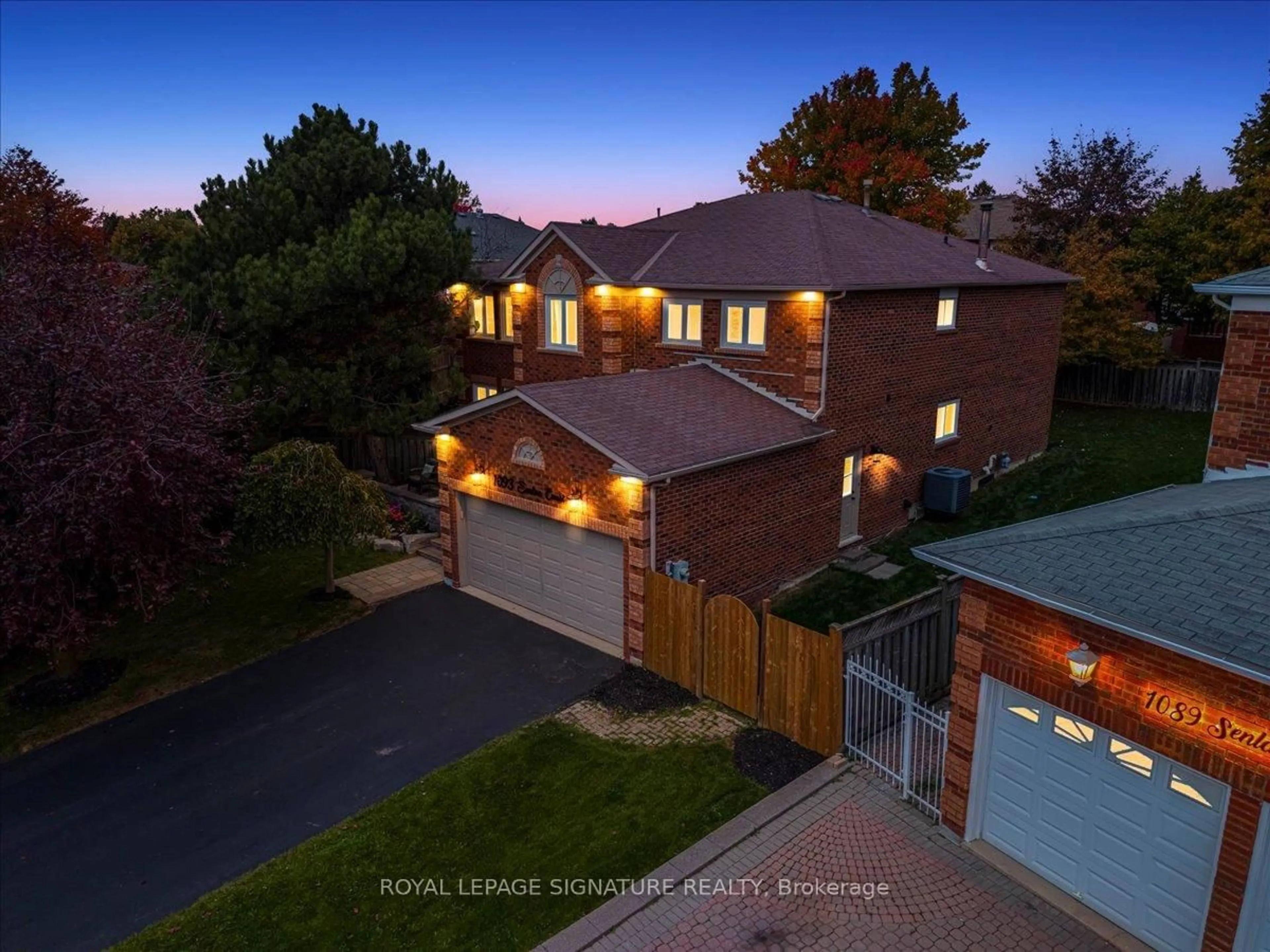 A pic from outside/outdoor area/front of a property/back of a property/a pic from drone, street for 1093 Senlac Crt, Mississauga Ontario L5V 1B8