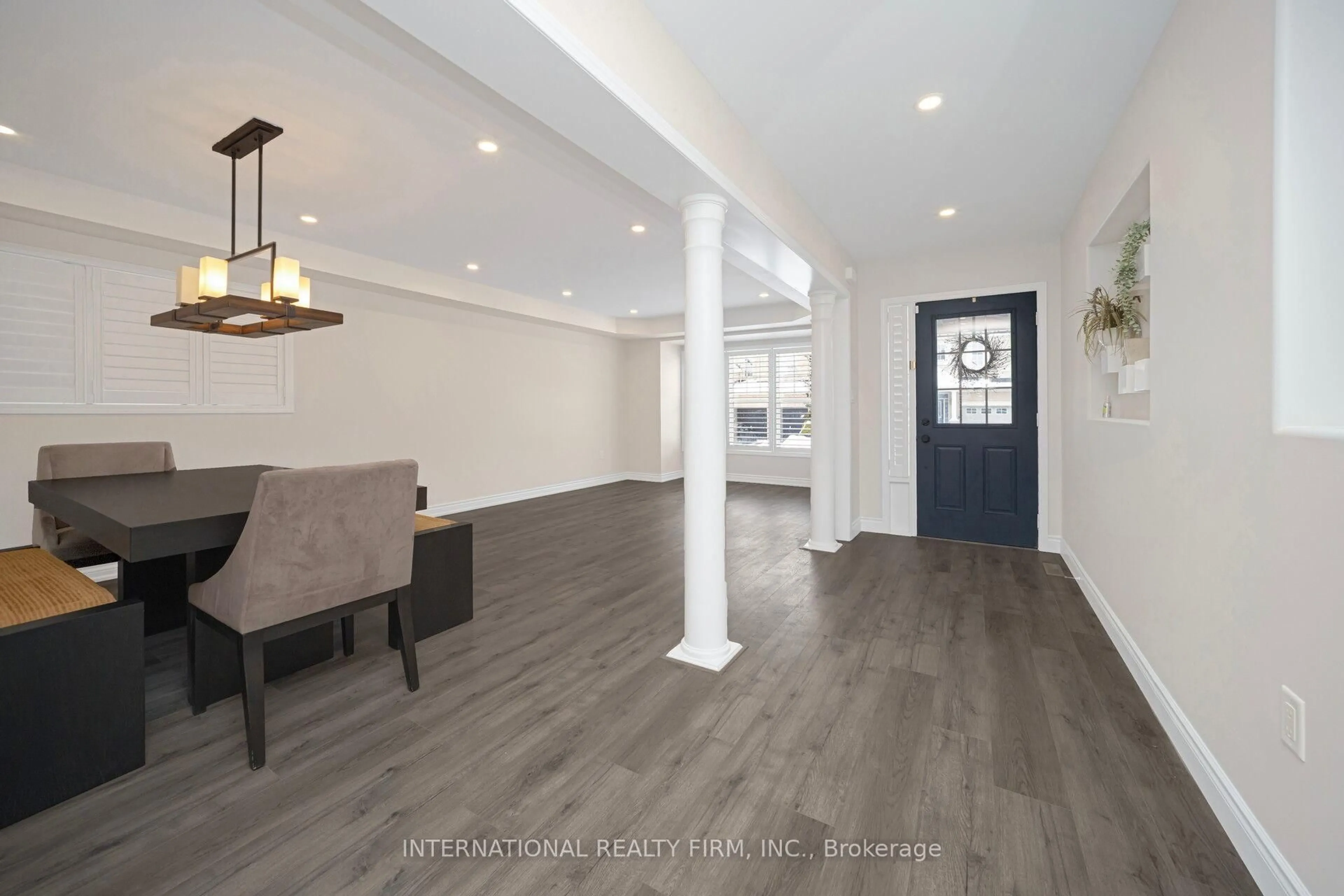 Indoor entryway for 563 Hood Terr, Milton Ontario L9T 0H2