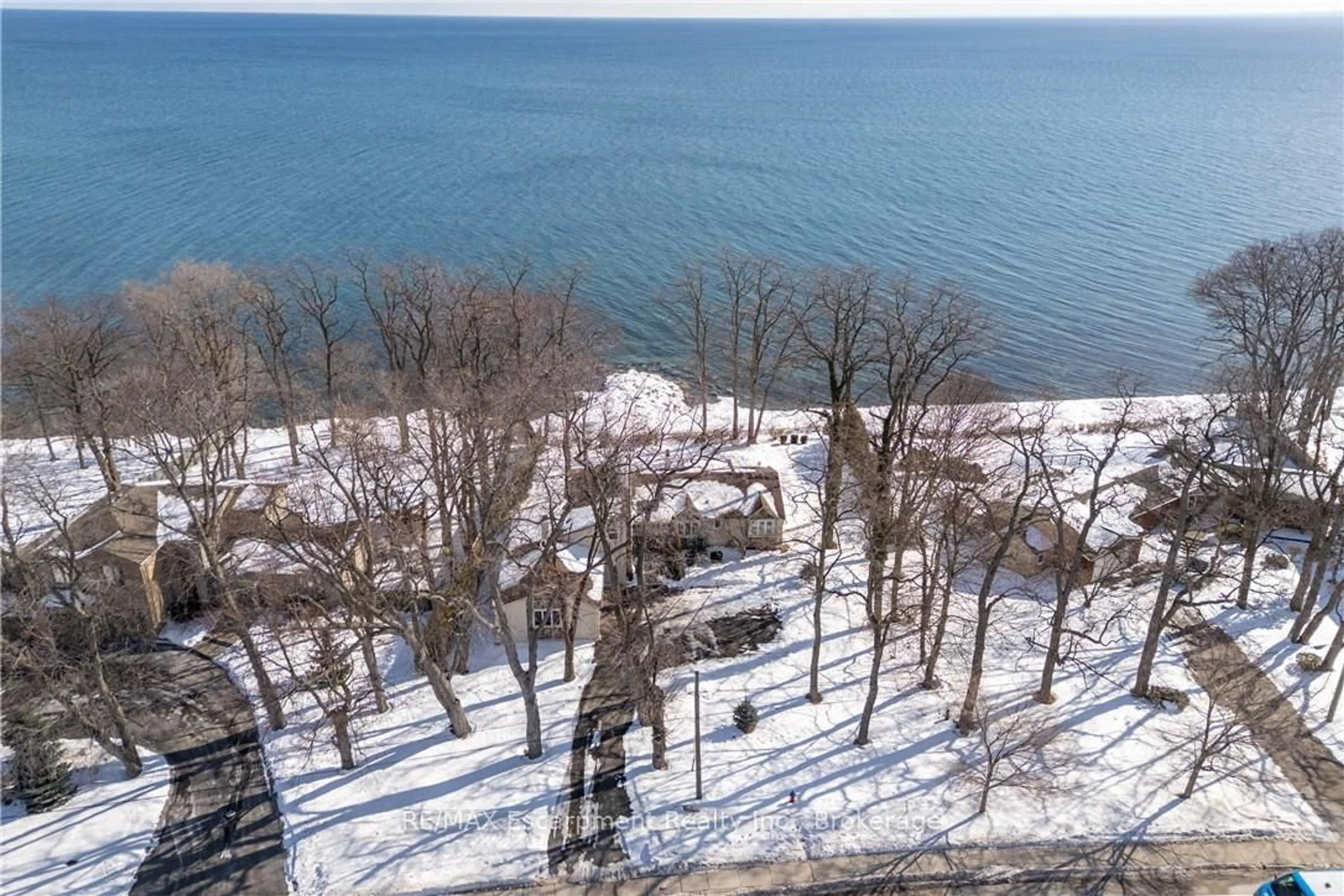 A pic from outside/outdoor area/front of a property/back of a property/a pic from drone, water/lake/river/ocean view for 3346 Lakeshore Rd, Oakville Ontario L6L 6S6