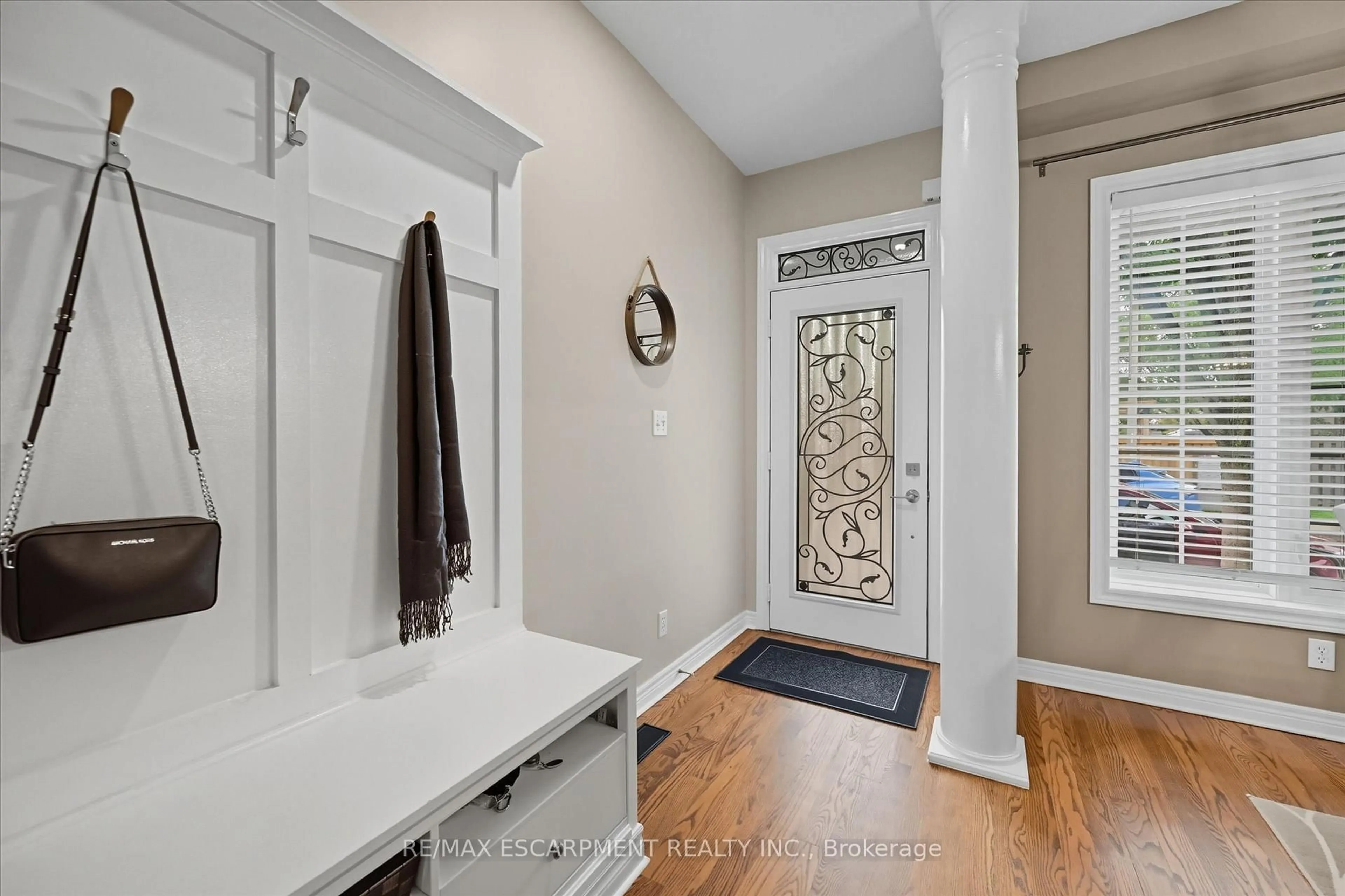 Indoor entryway for 2265 Stokes Lane, Burlington Ontario L7L 7P5