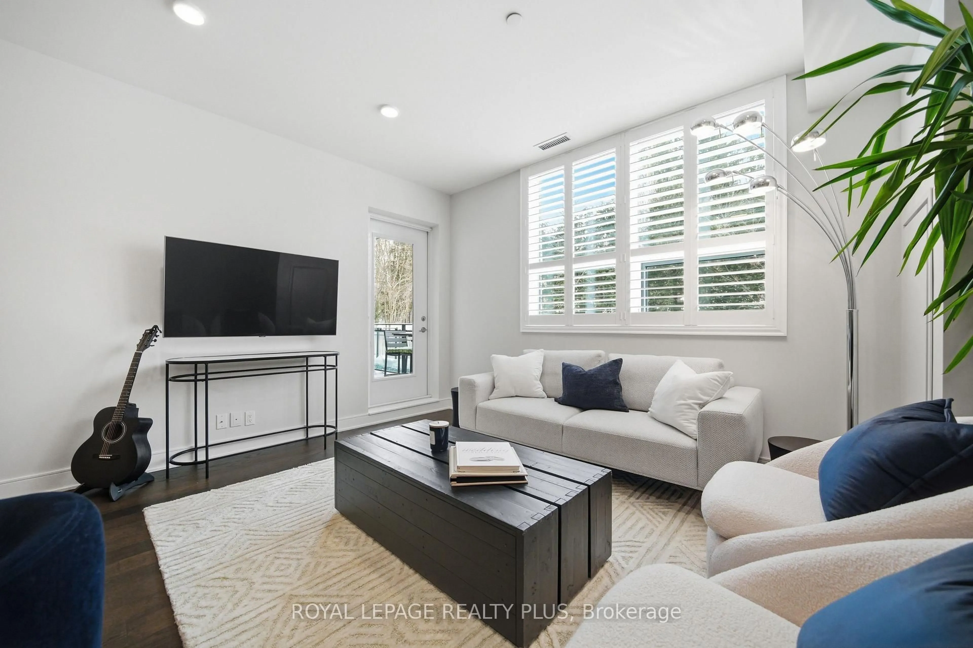 Living room with furniture, unknown for 1575 Lakeshore Rd #117, Mississauga Ontario L5J 0B1