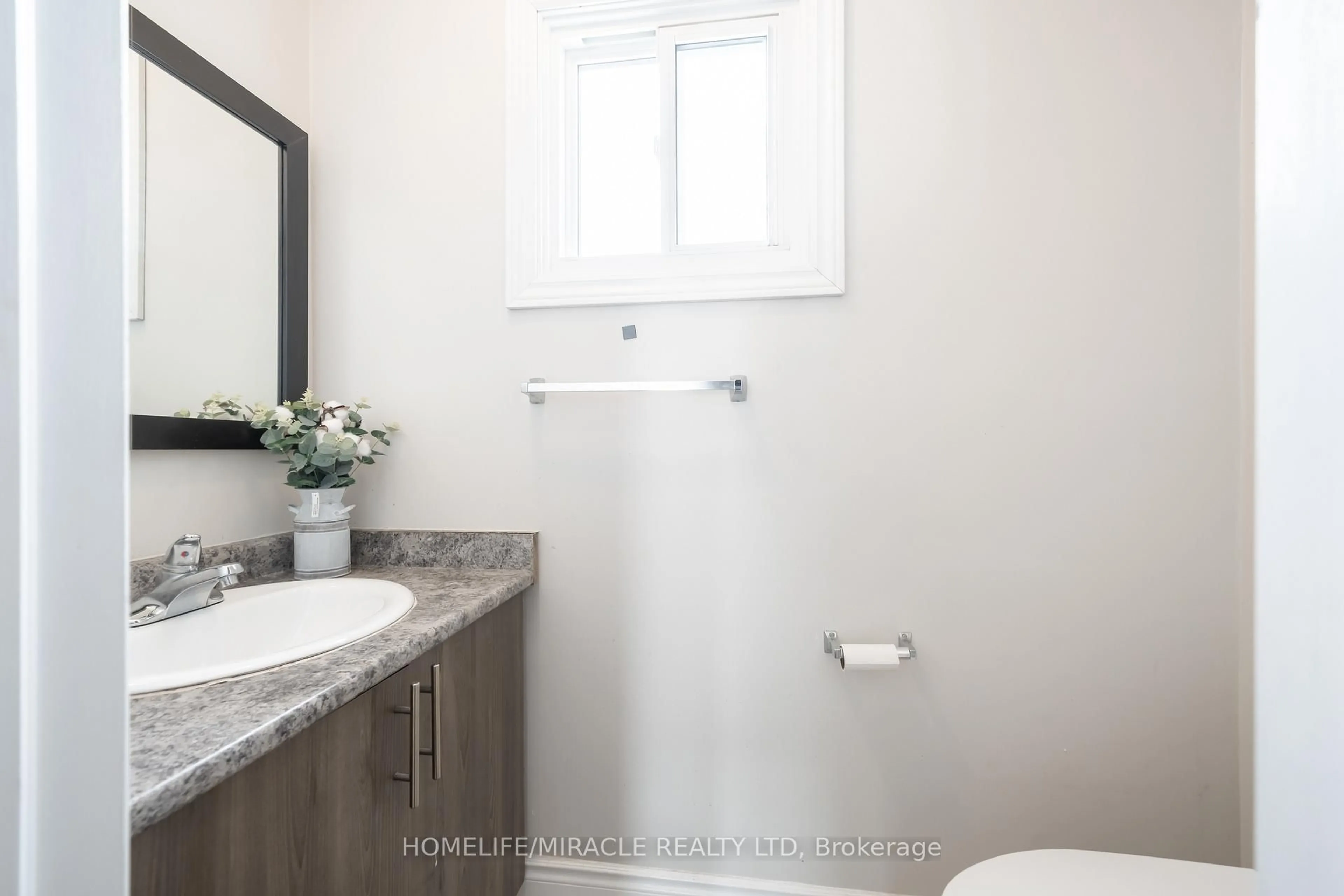 Standard bathroom, ceramic/tile floor for 150 Enderby Cres, Brampton Ontario L6T 4C7