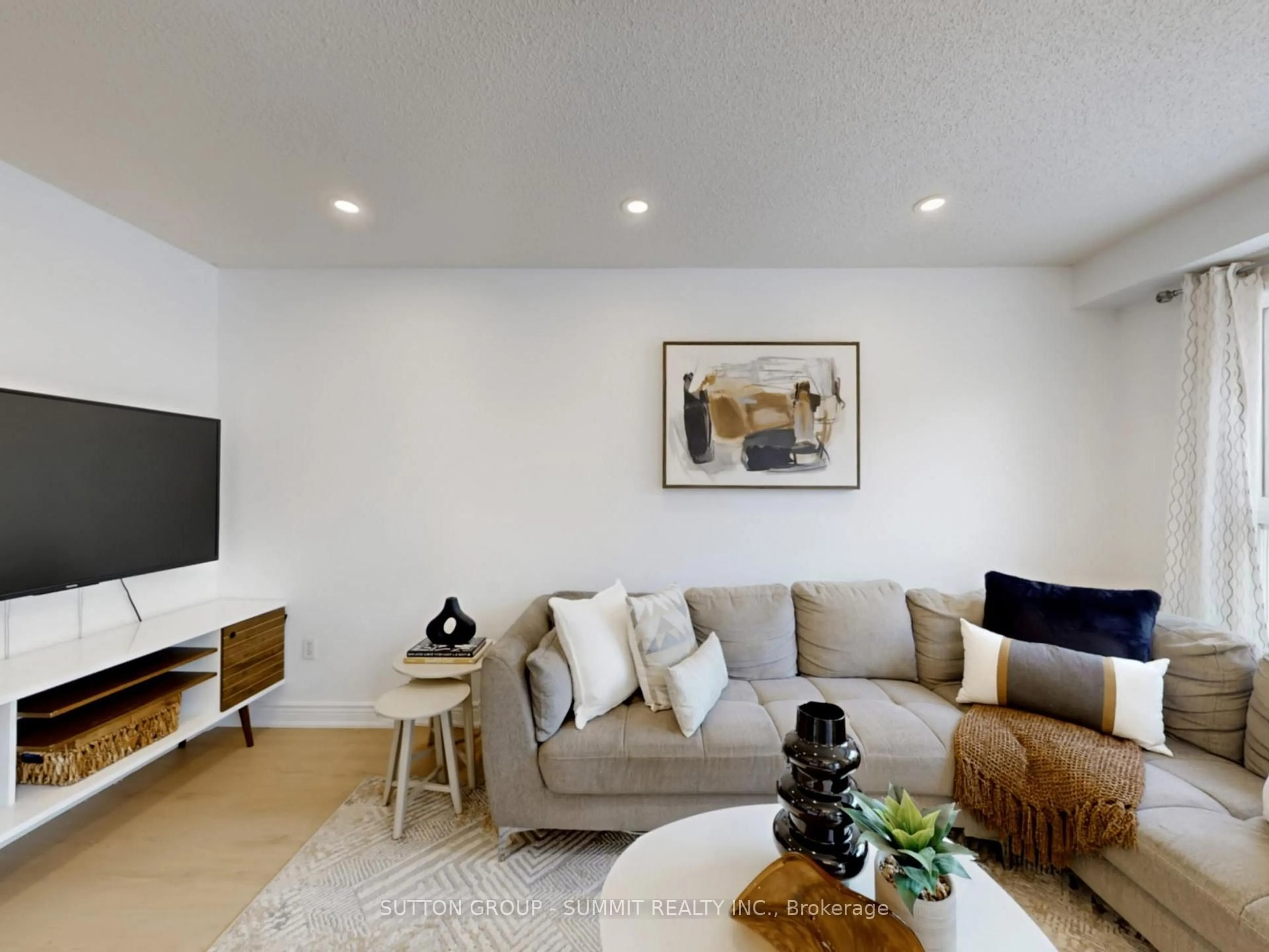 Living room with furniture, unknown for 5139 Porter St, Burlington Ontario L7L 6K8