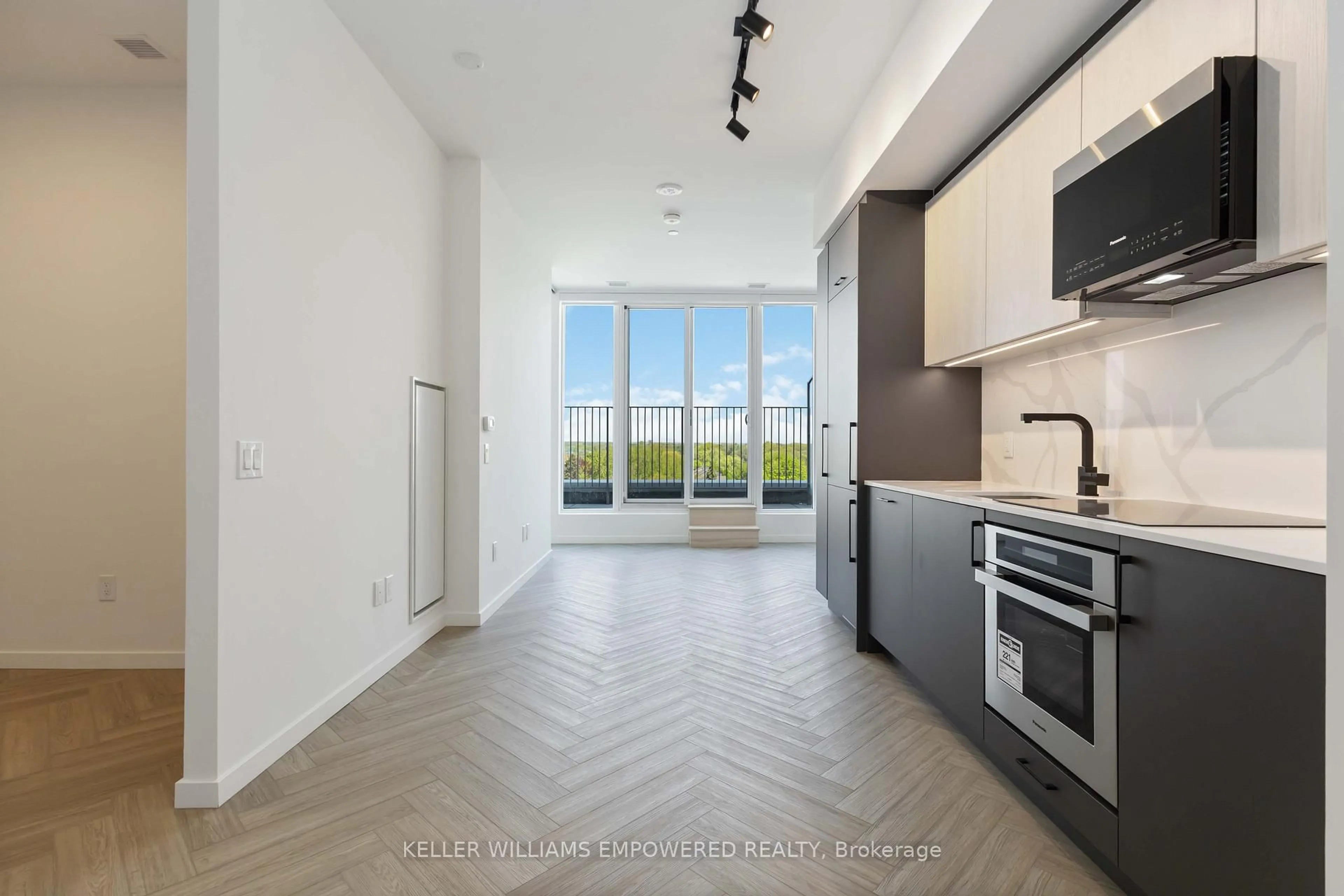 Unknown for 689 The Queensway St #818, Toronto Ontario M8Y 1L1