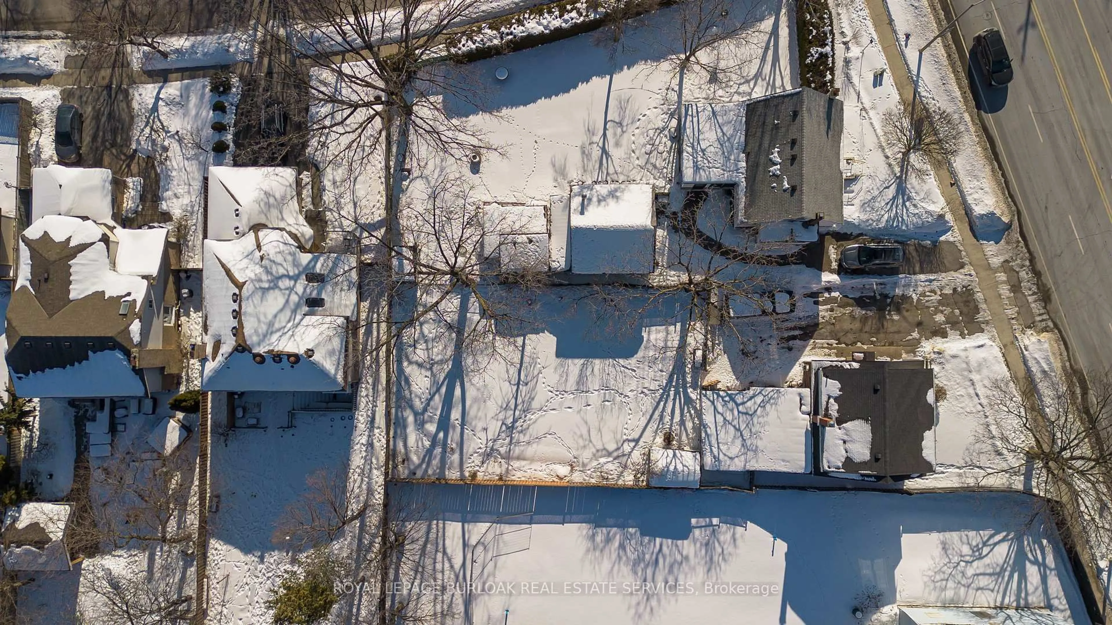 A pic from outside/outdoor area/front of a property/back of a property/a pic from drone, city buildings view from balcony for 755 Maple Ave, Burlington Ontario L7S 2K1
