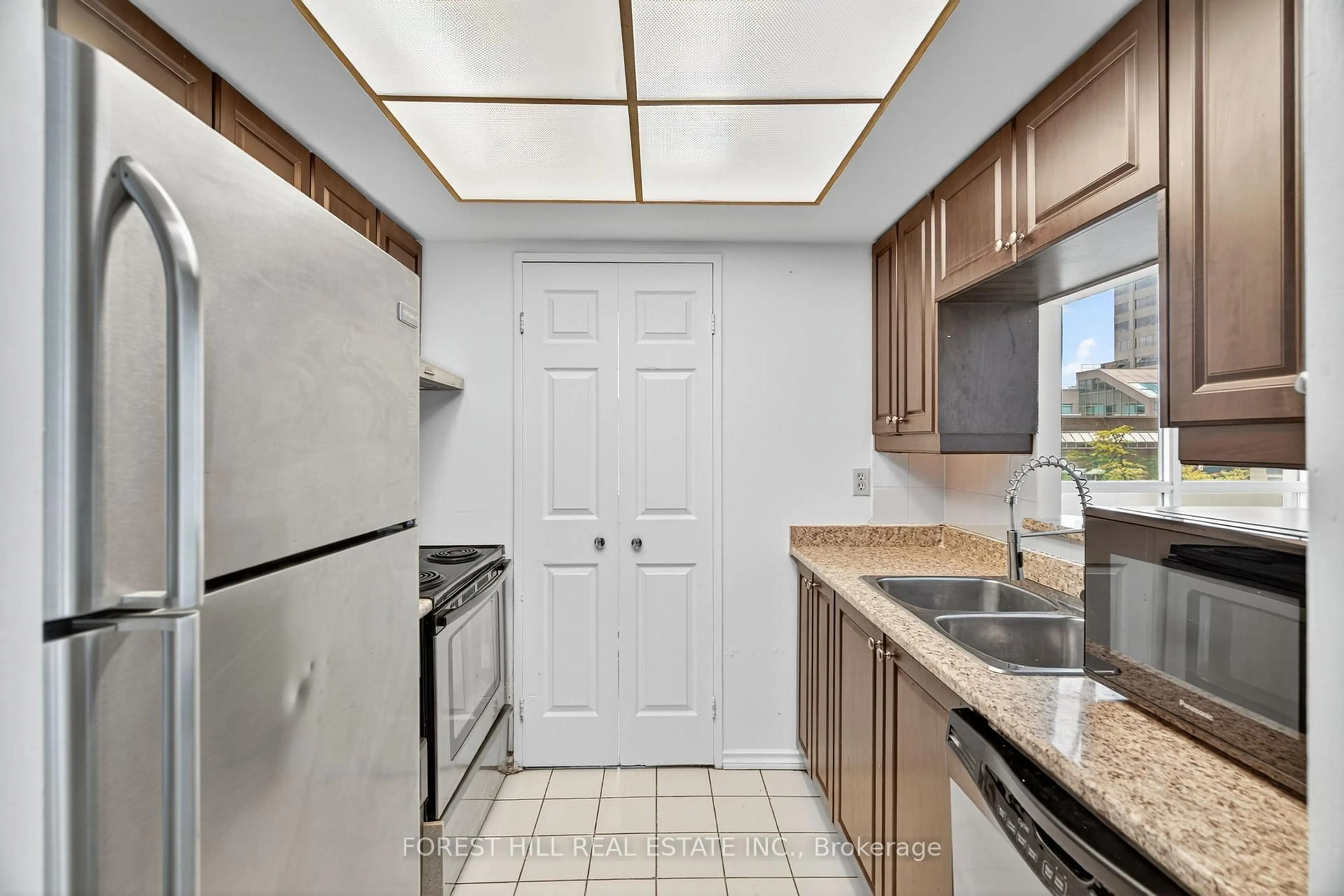 Standard kitchen, ceramic/tile floor for 285 Enfield Pl #210, Mississauga Ontario L5B 3Y6