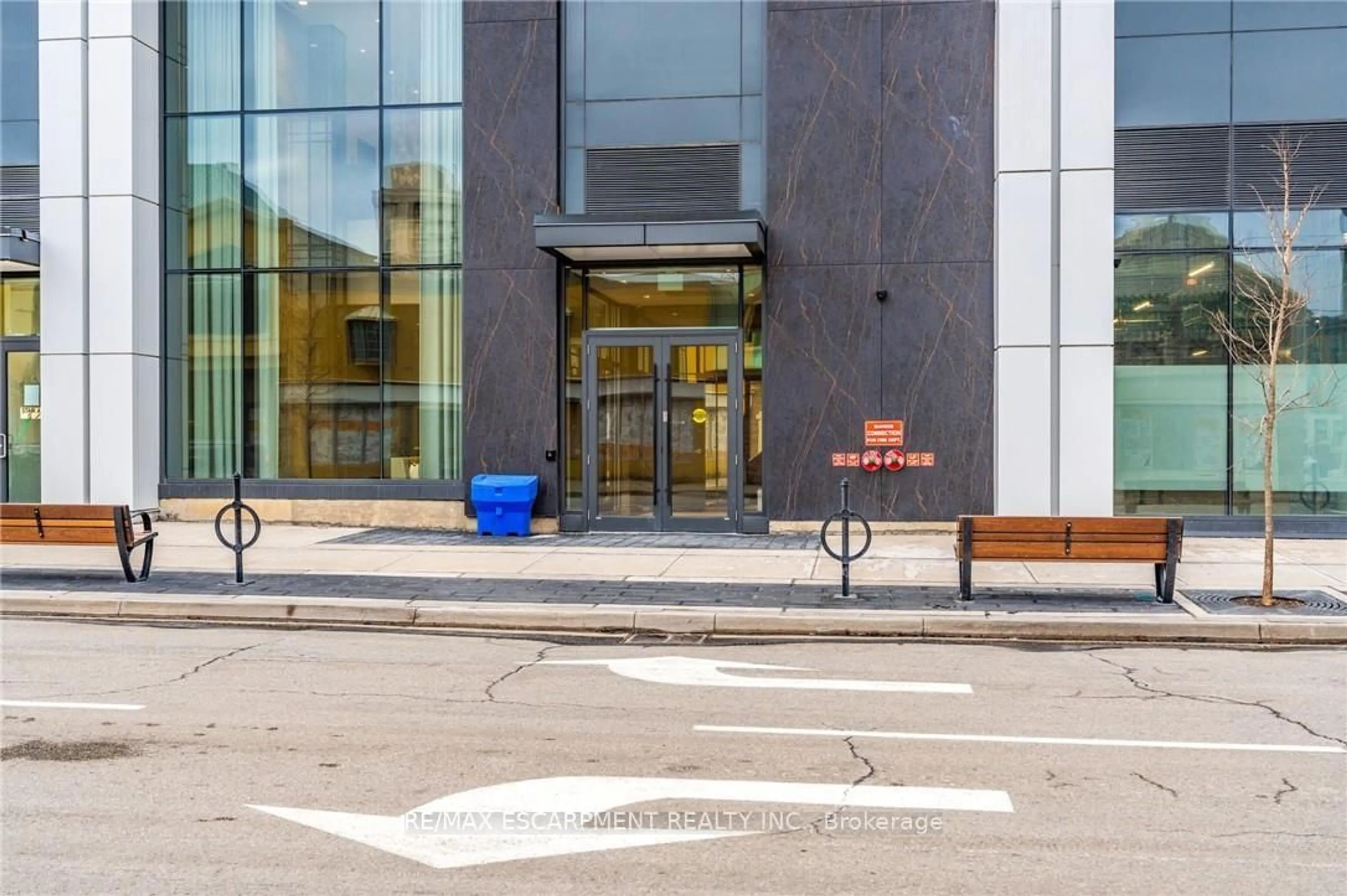 Indoor foyer for 2007 James St #1305, Burlington Ontario L7R 1H1