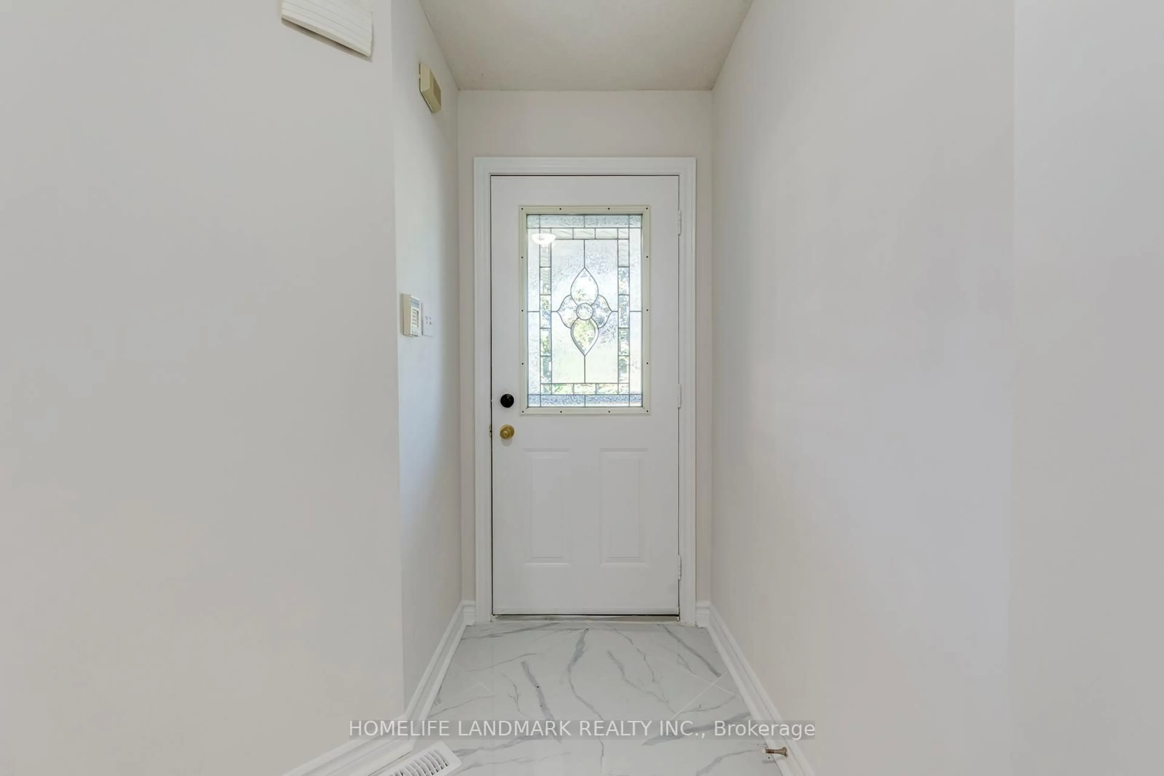 Indoor entryway for 5816 Greensboro Dr, Mississauga Ontario L5M 5T1