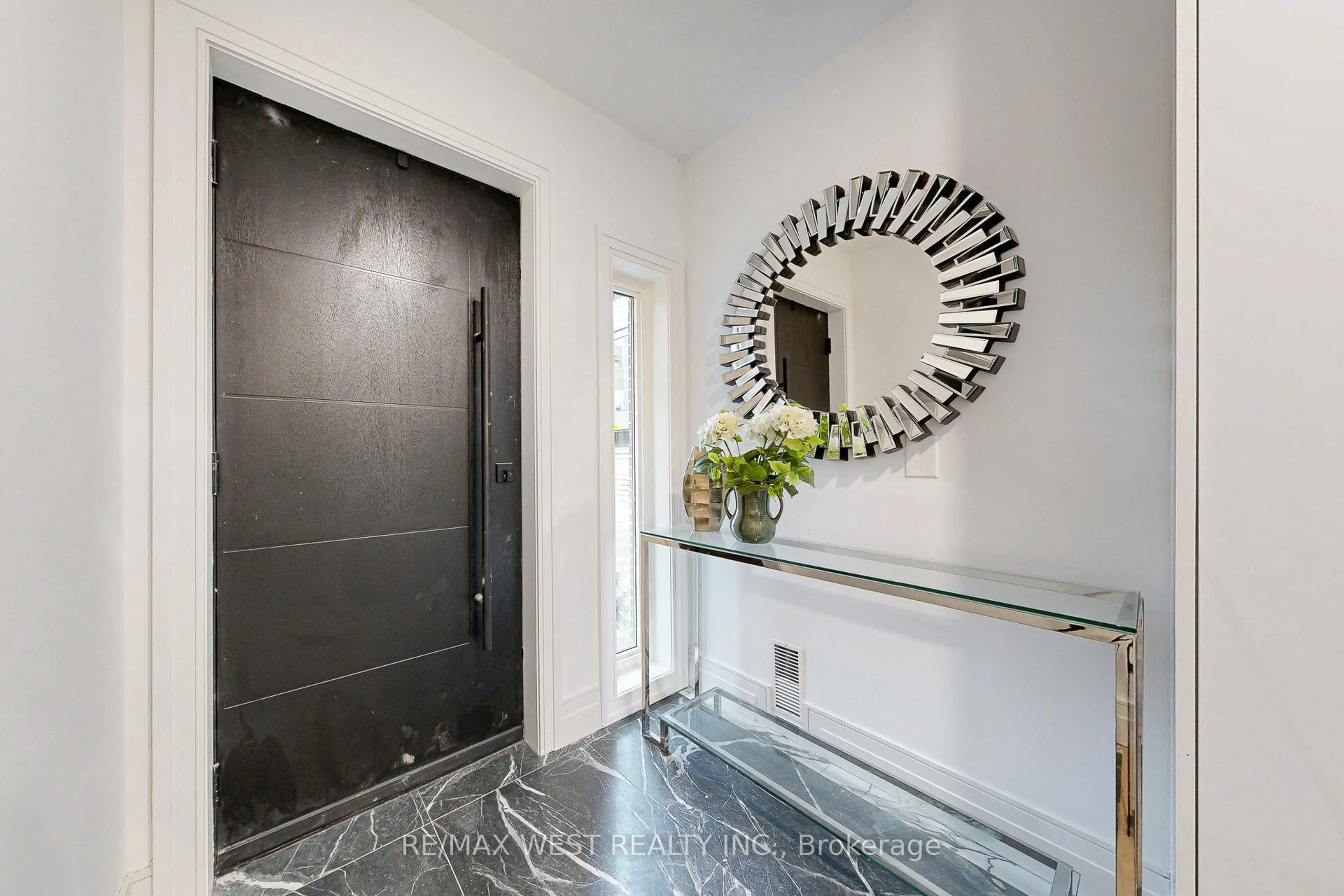 Indoor entryway for 2639 R Dundas St #4, Toronto Ontario M6P 1X9