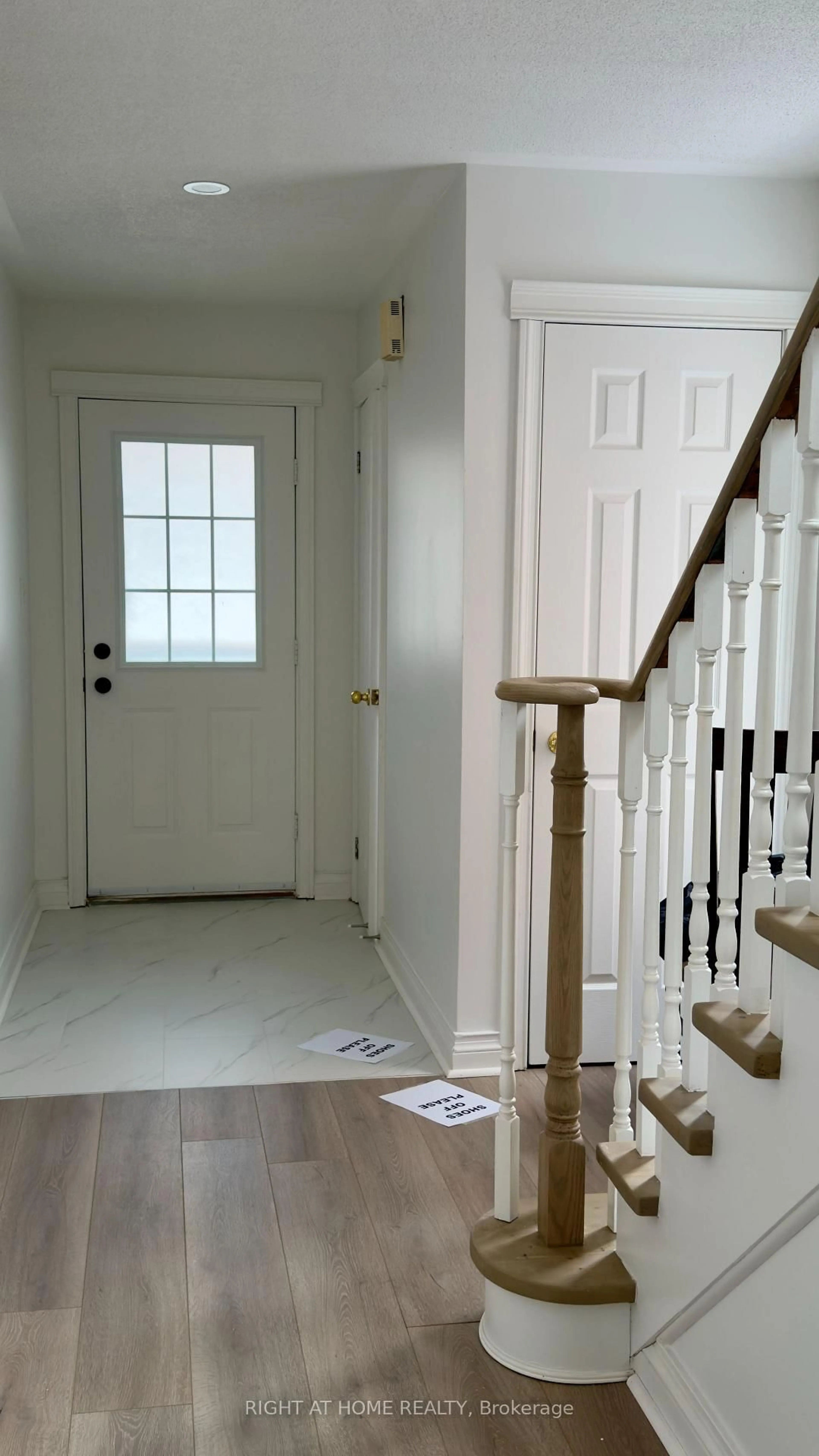 Indoor entryway for 3801 Forest Bluff Cres, Mississauga Ontario L5N 7T8