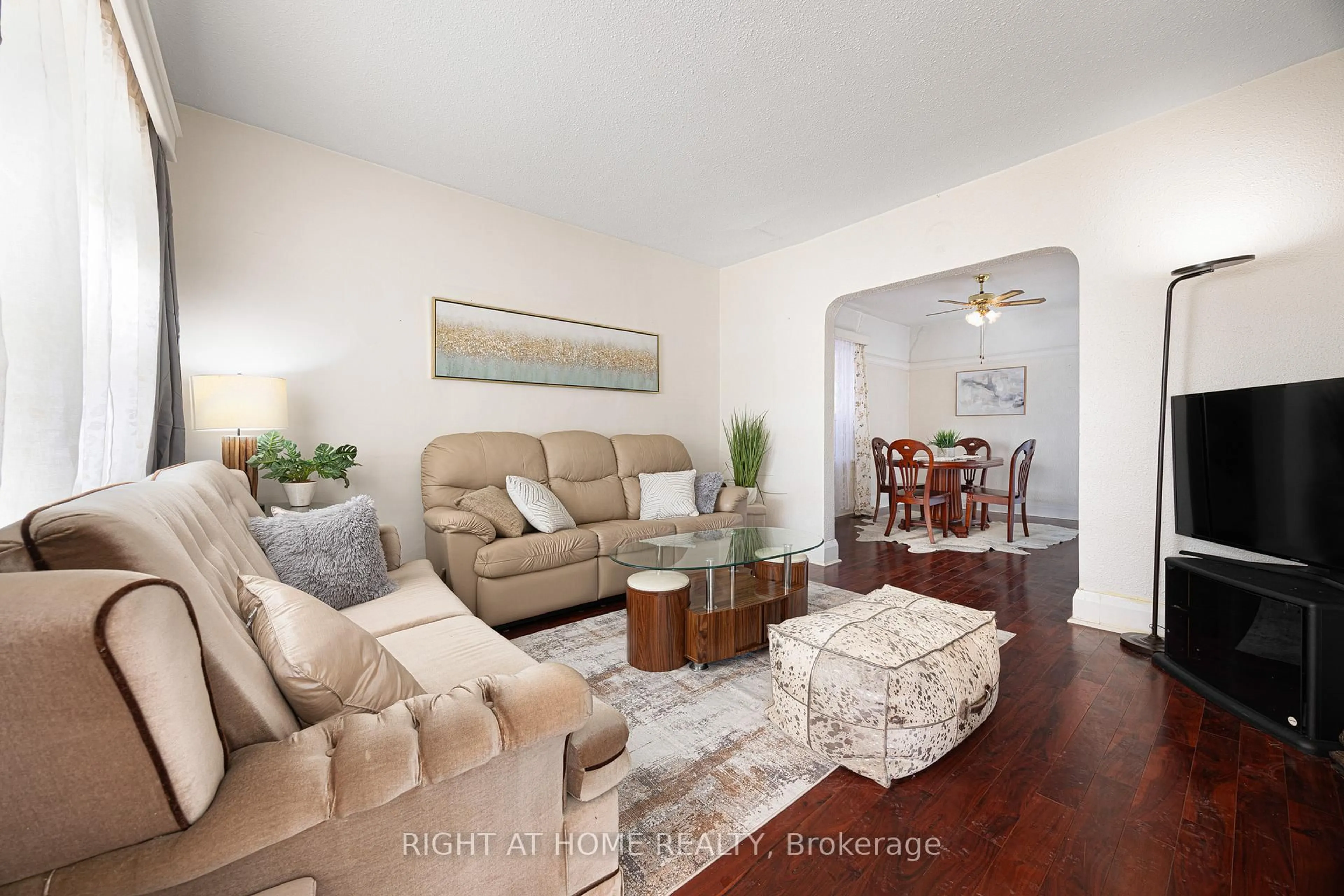 Living room with furniture, wood/laminate floor for 198 Lansdowne Ave, Toronto Ontario M6K 2V9