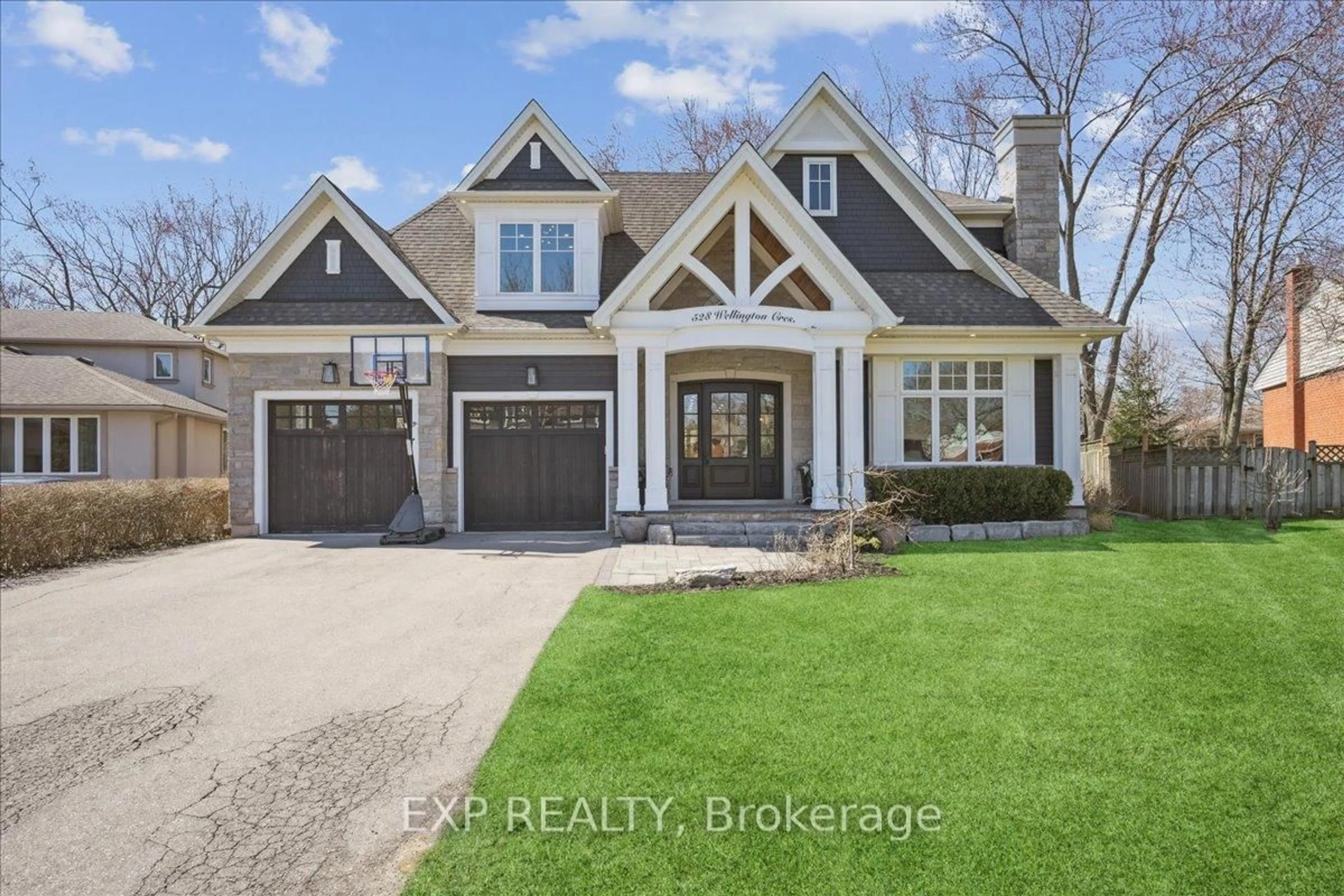 Home with brick exterior material, street for 528 Wellington Cres, Oakville Ontario L6L 4X5