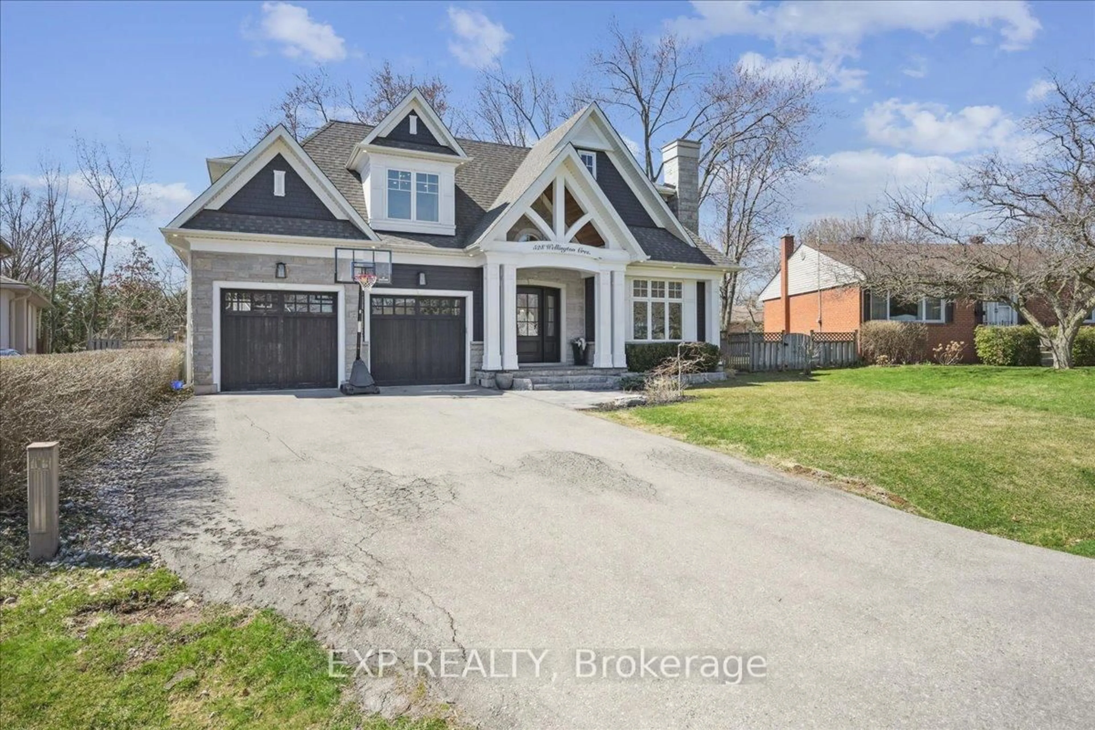 Home with brick exterior material, street for 528 Wellington Cres, Oakville Ontario L6L 4X5