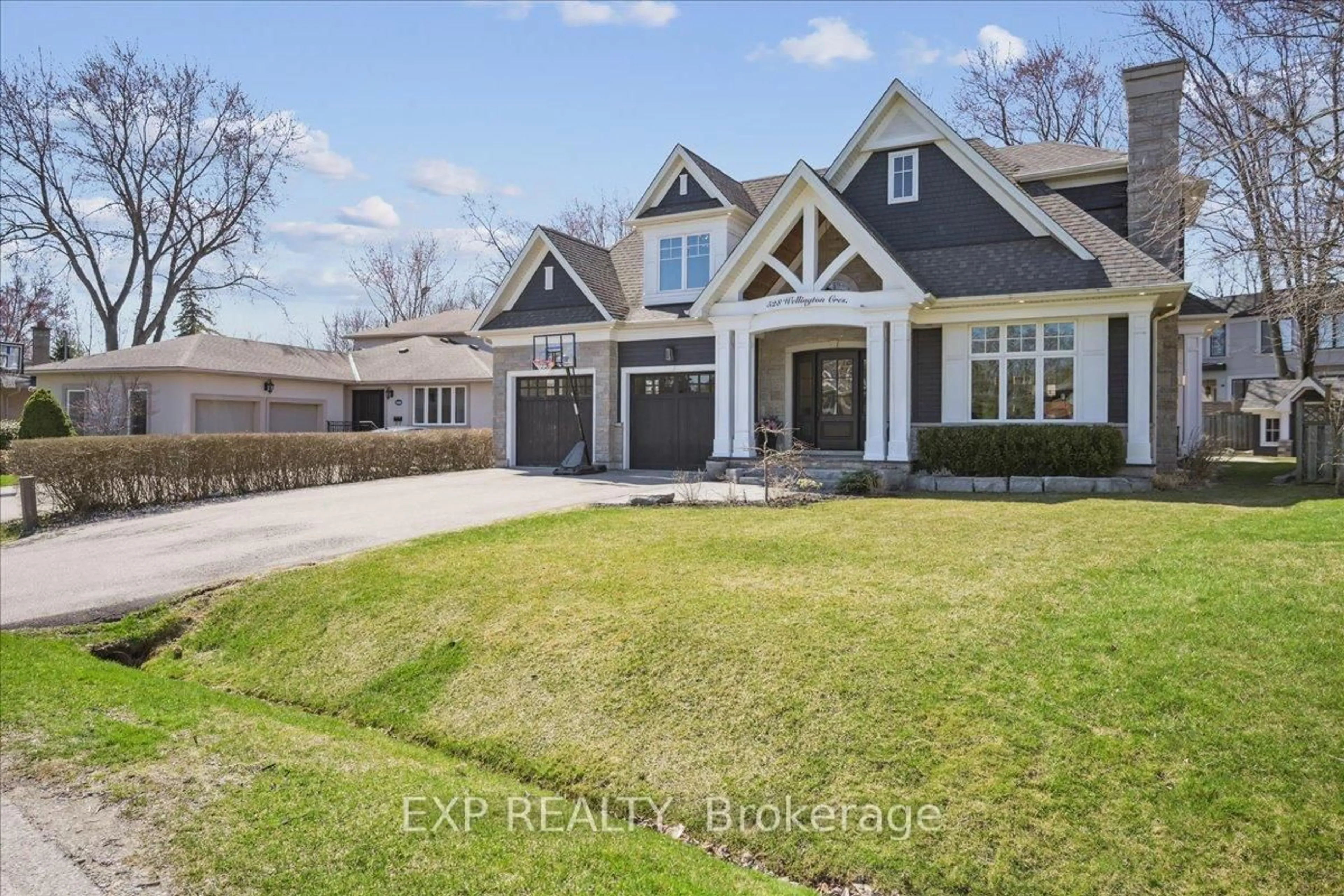 Home with brick exterior material, street for 528 Wellington Cres, Oakville Ontario L6L 4X5