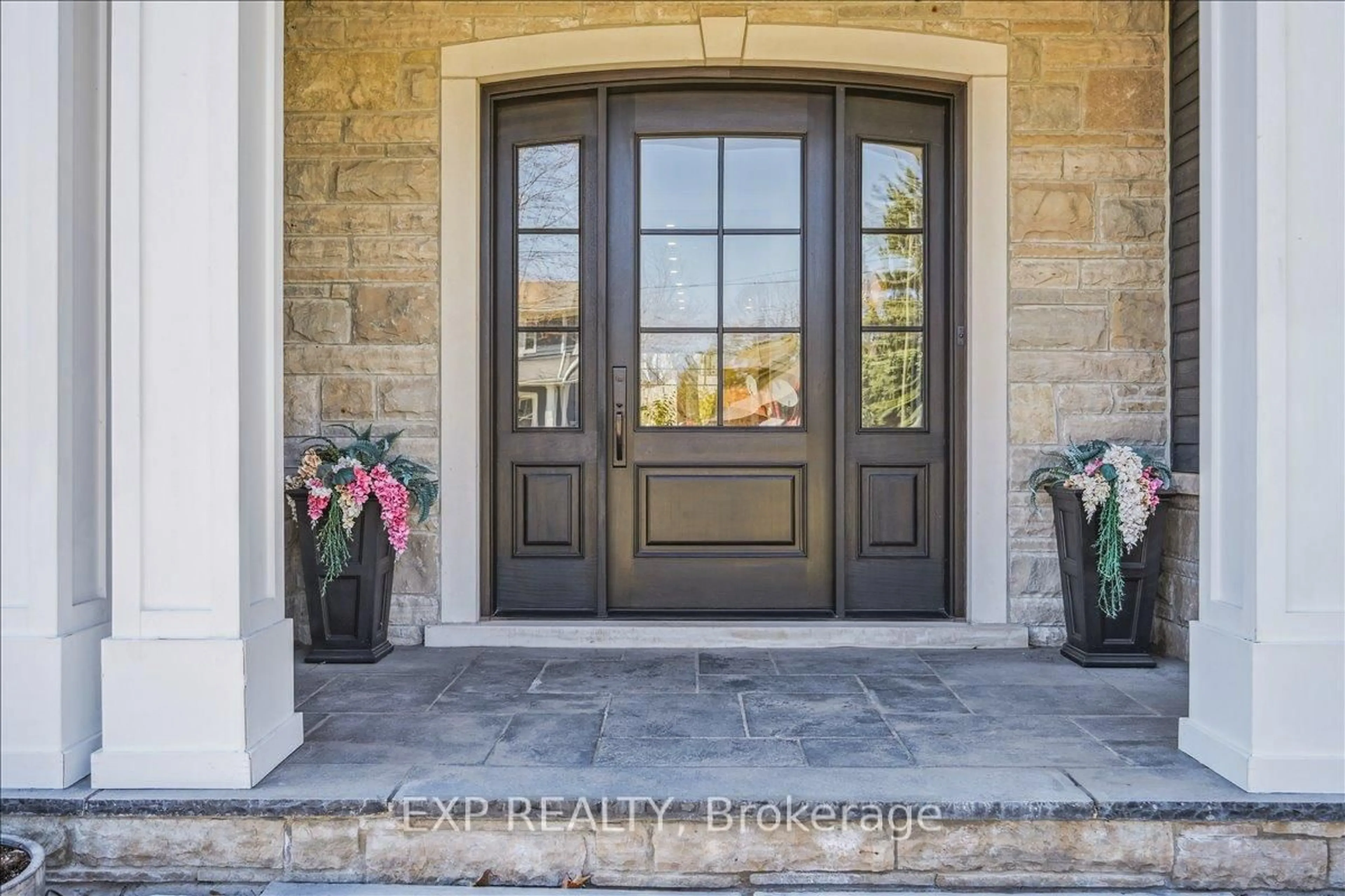 Indoor entryway for 528 Wellington Cres, Oakville Ontario L6L 4X5