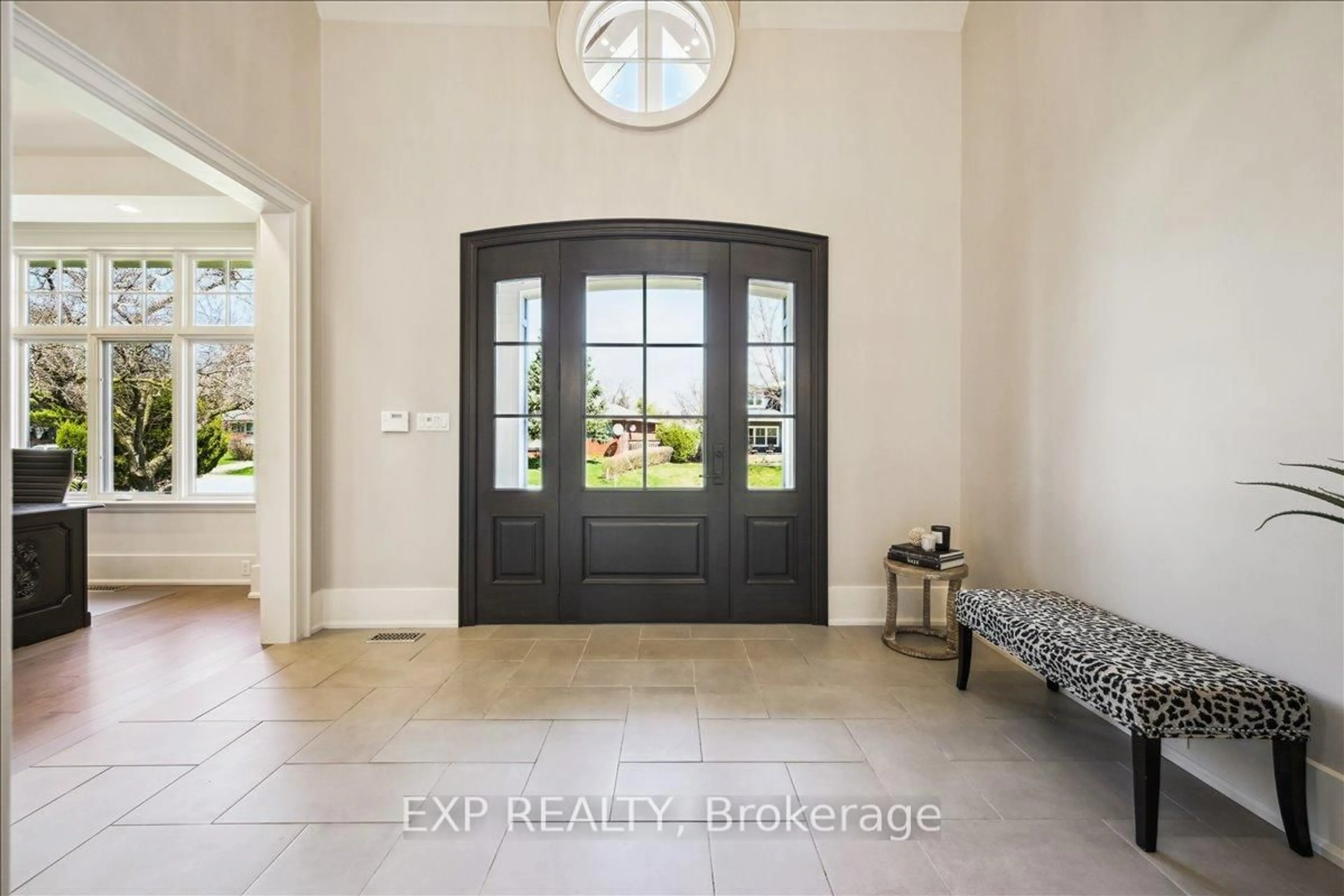 Indoor entryway for 528 Wellington Cres, Oakville Ontario L6L 4X5