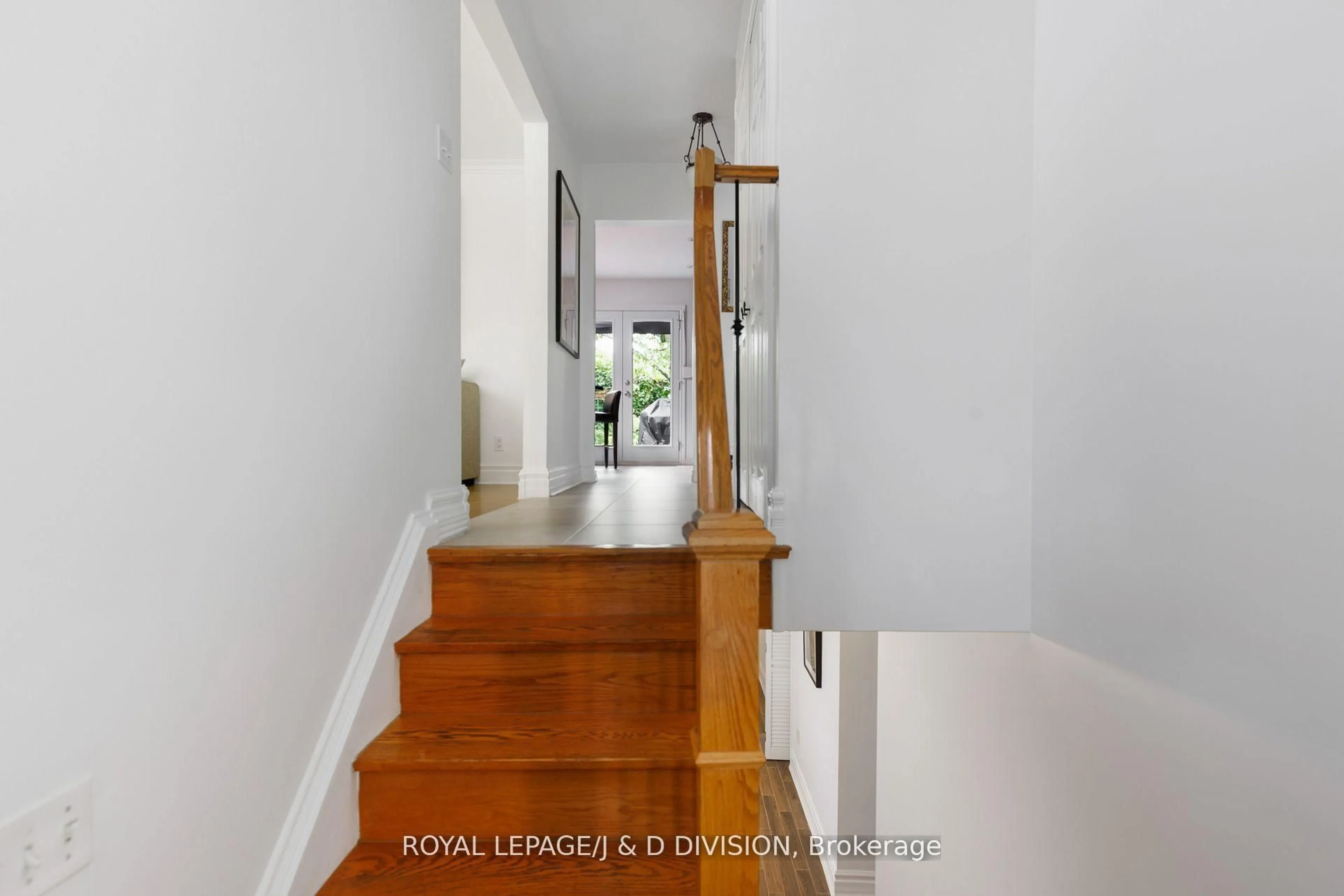 Indoor foyer for 27 Paramount Crt, Toronto Ontario M6M 2L3