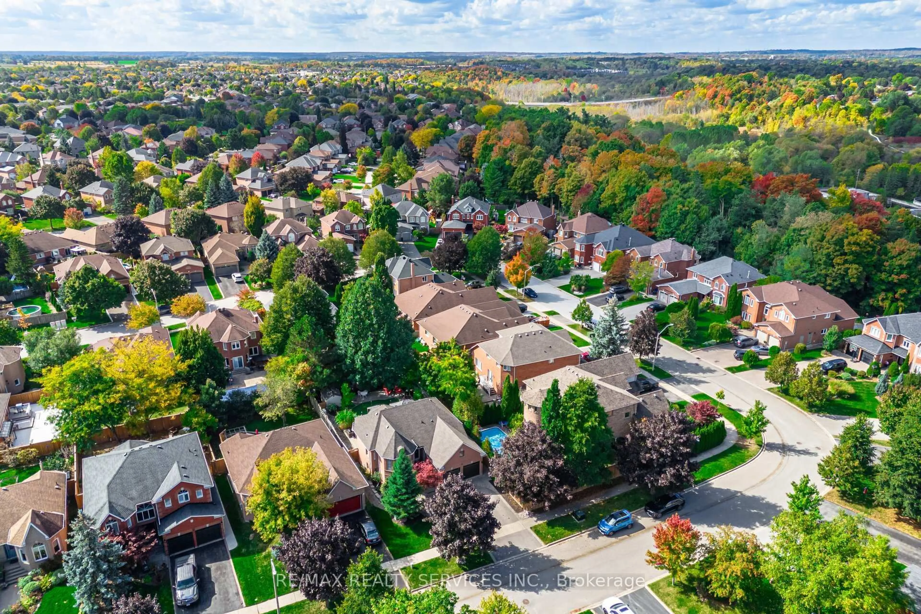 A pic from outside/outdoor area/front of a property/back of a property/a pic from drone, street for 26 Hamilton Cres, Halton Hills Ontario L7G 5R8