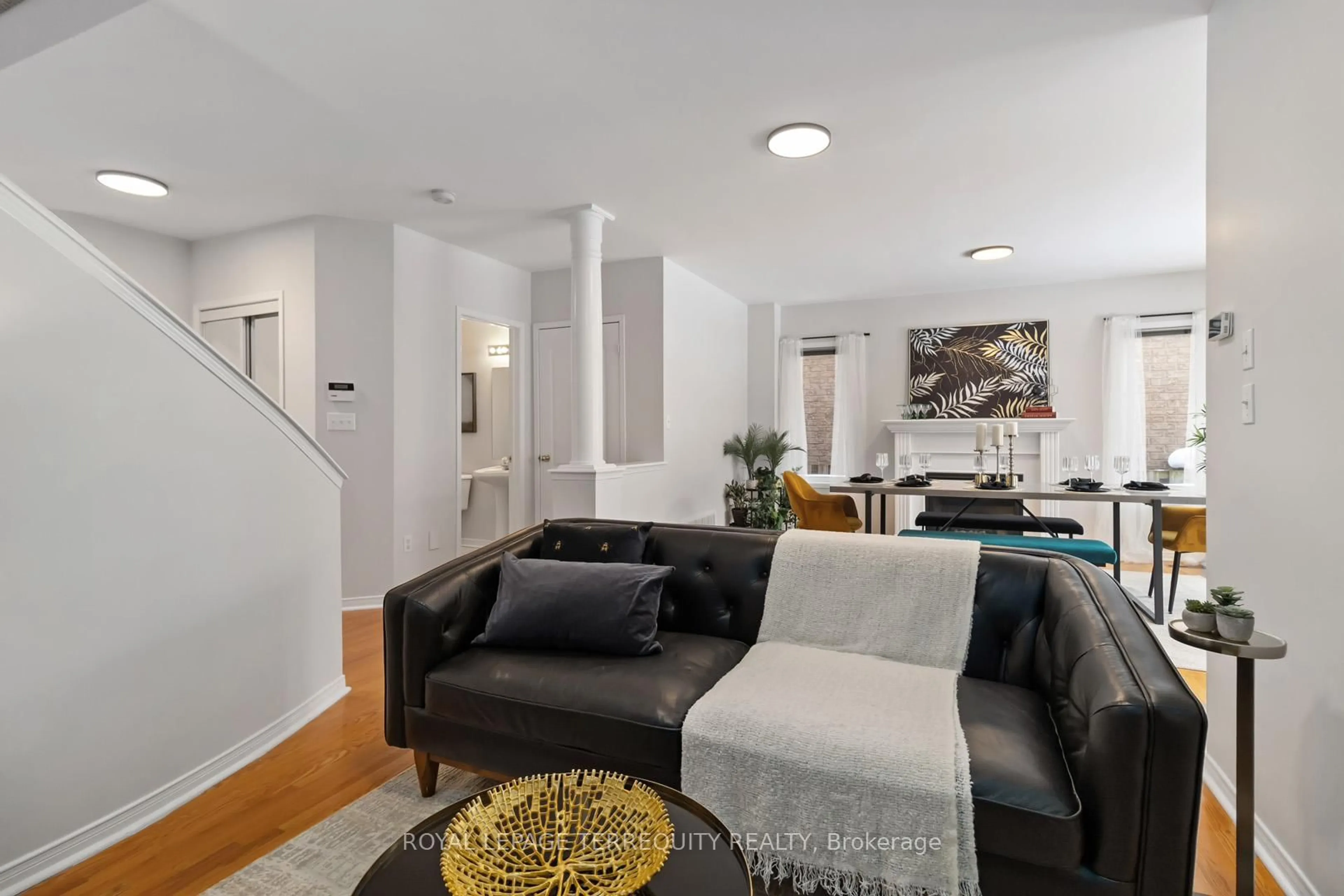 Living room with furniture, unknown for 1096 Galesway Blvd, Mississauga Ontario L5V 2T6