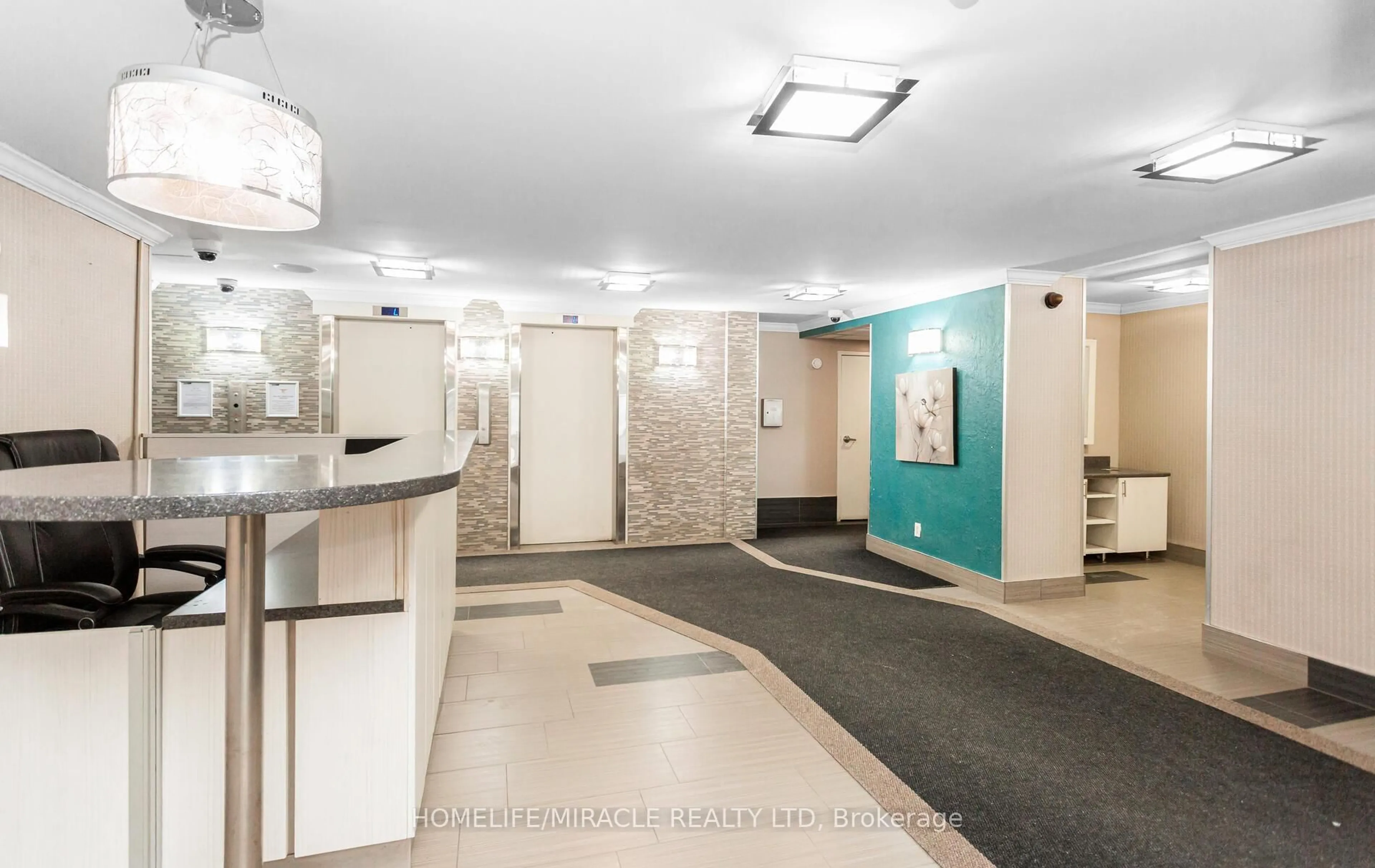 Indoor foyer for 15 Kensington Rd #1102, Brampton Ontario L6T 3W2