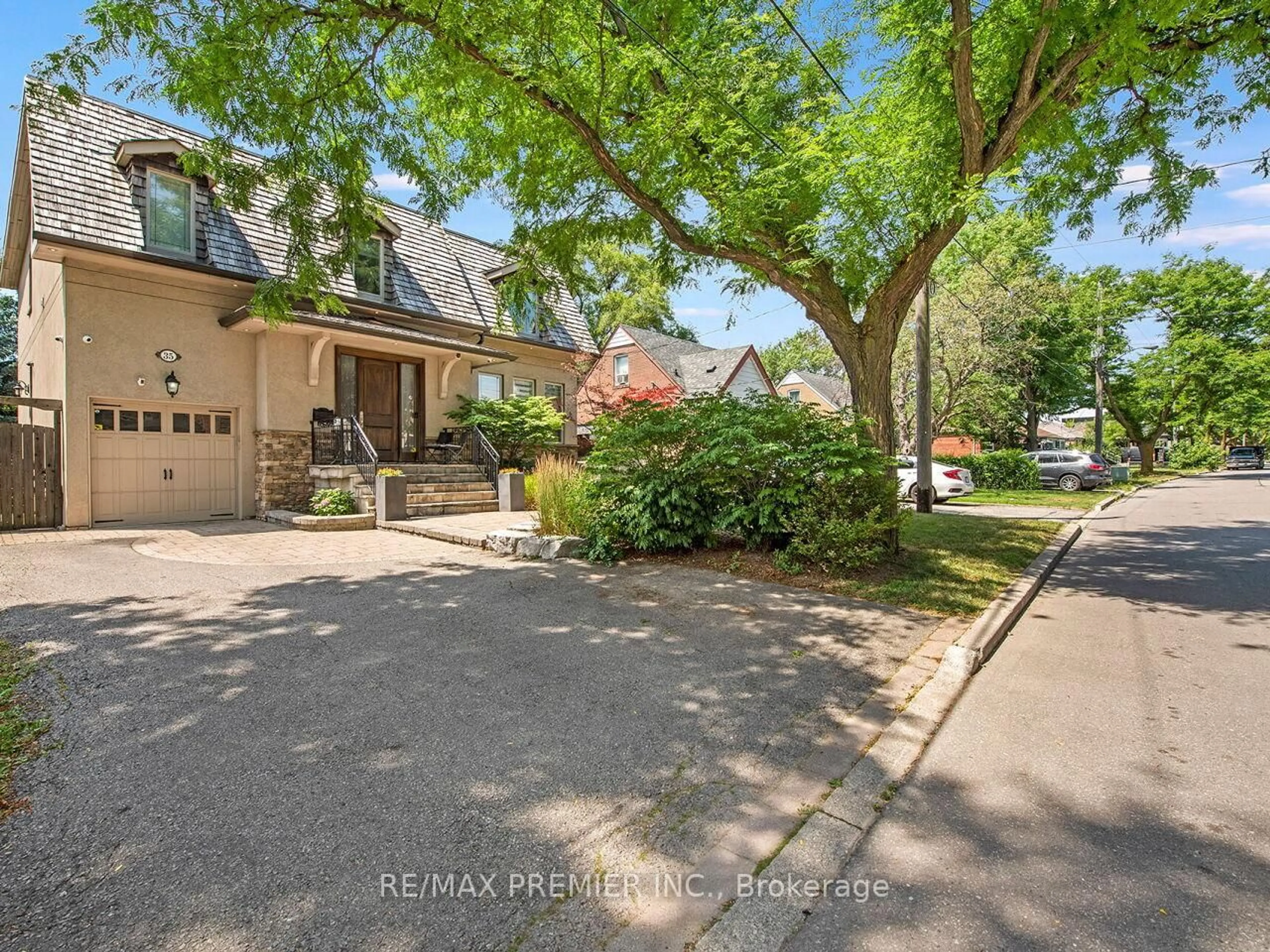 A pic from outside/outdoor area/front of a property/back of a property/a pic from drone, street for 35 Yorkdale Cres, Toronto Ontario M9M 1C2