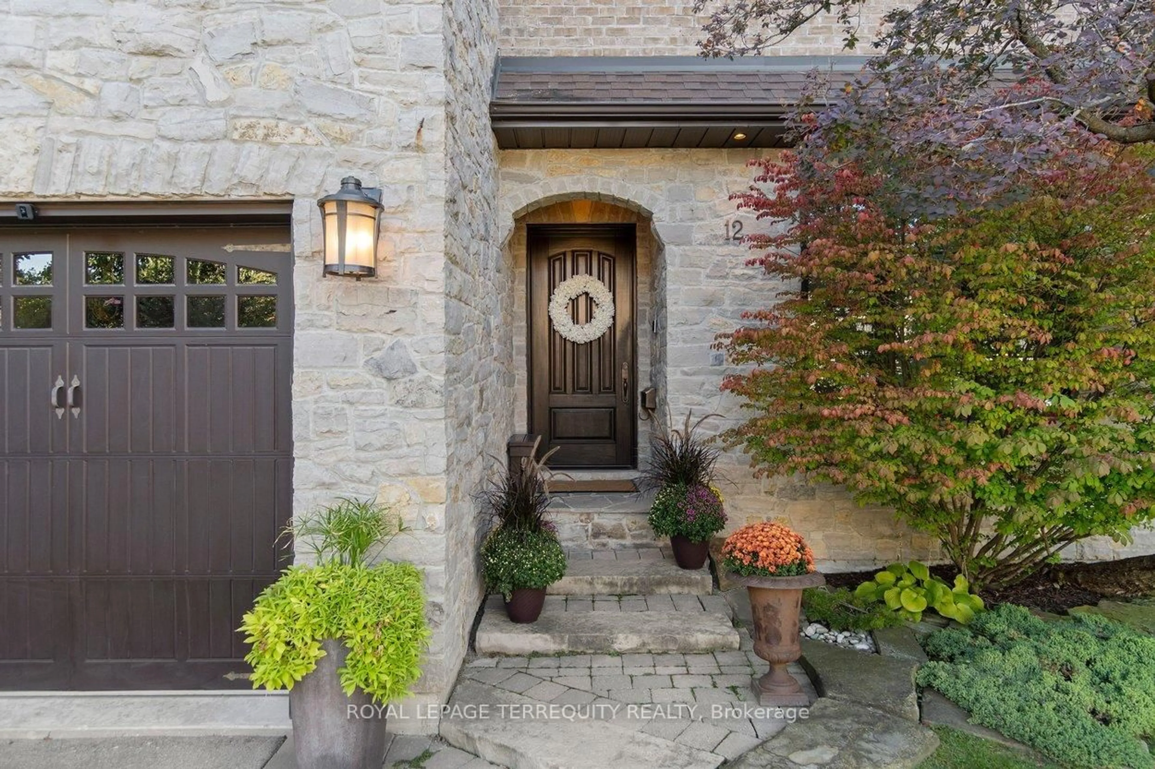 Indoor entryway for 12 Elliott Ave, Toronto Ontario M8X 2P8