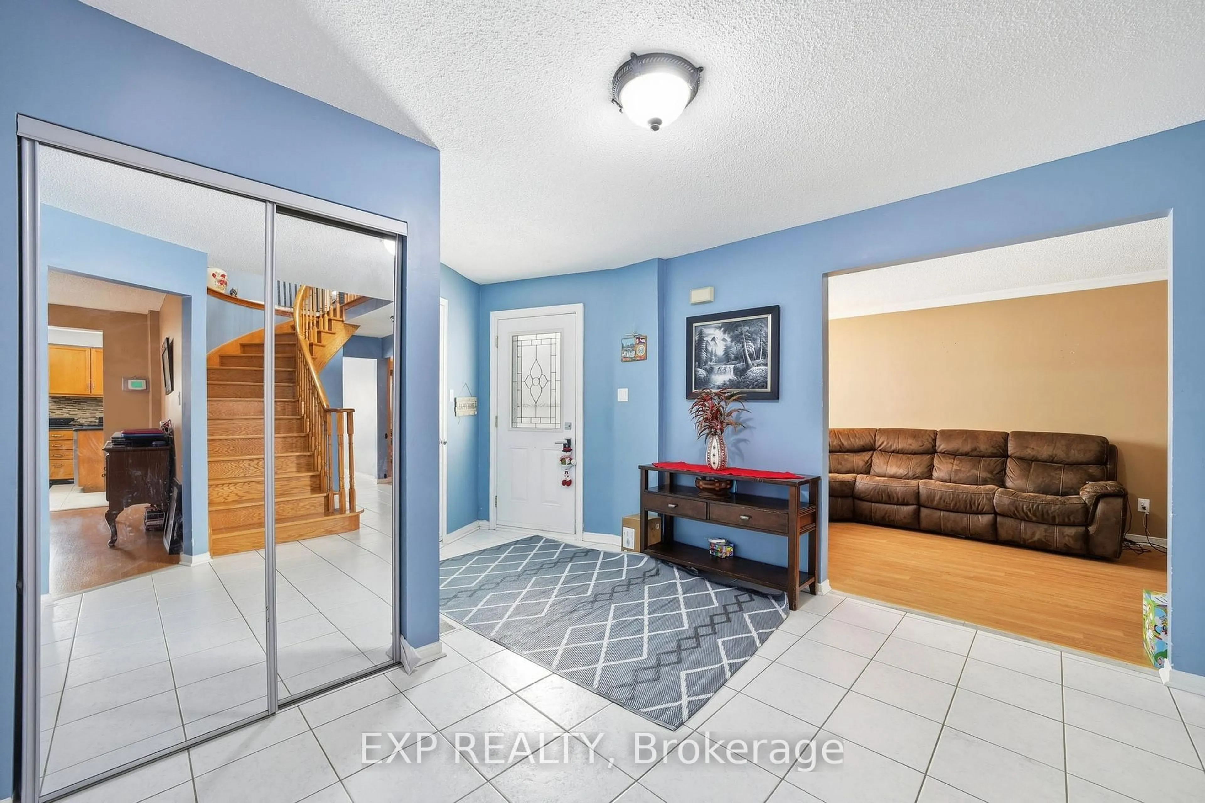 Indoor entryway for 3309 Waxwing Dr, Mississauga Ontario L5N 5W3