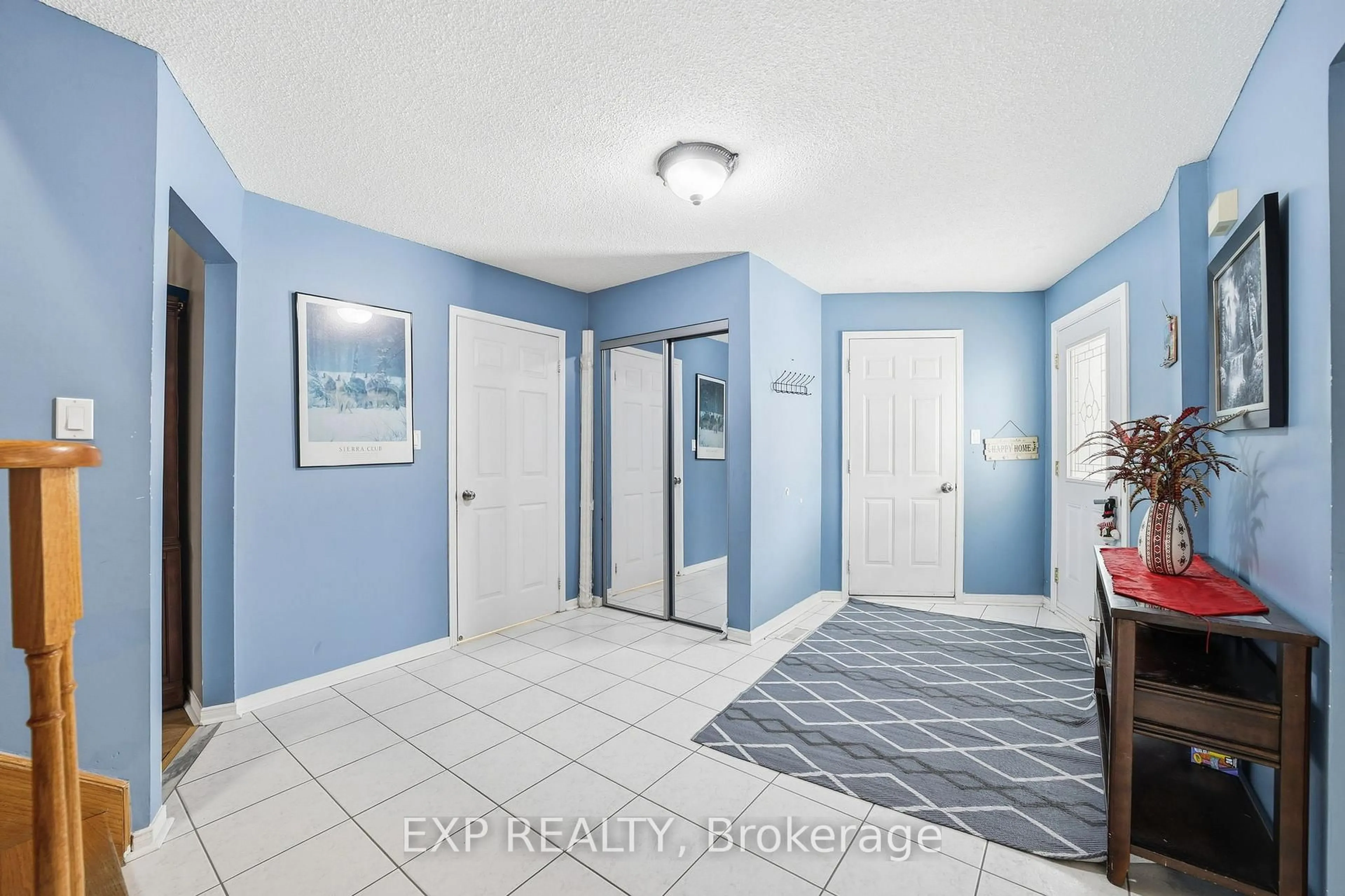 Indoor entryway for 3309 Waxwing Dr, Mississauga Ontario L5N 5W3