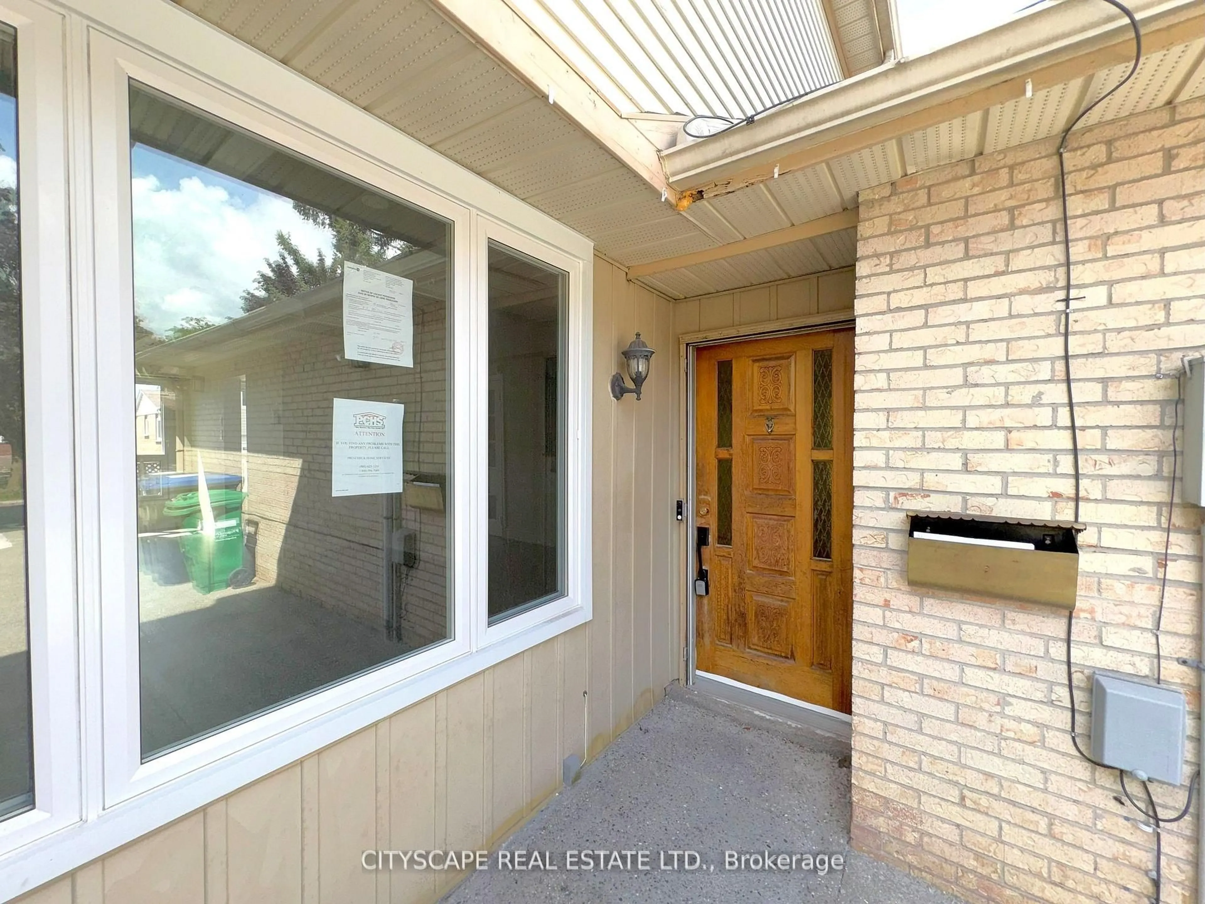 Indoor entryway for 62 Barrington Cres, Brampton Ontario L6Z 1N3