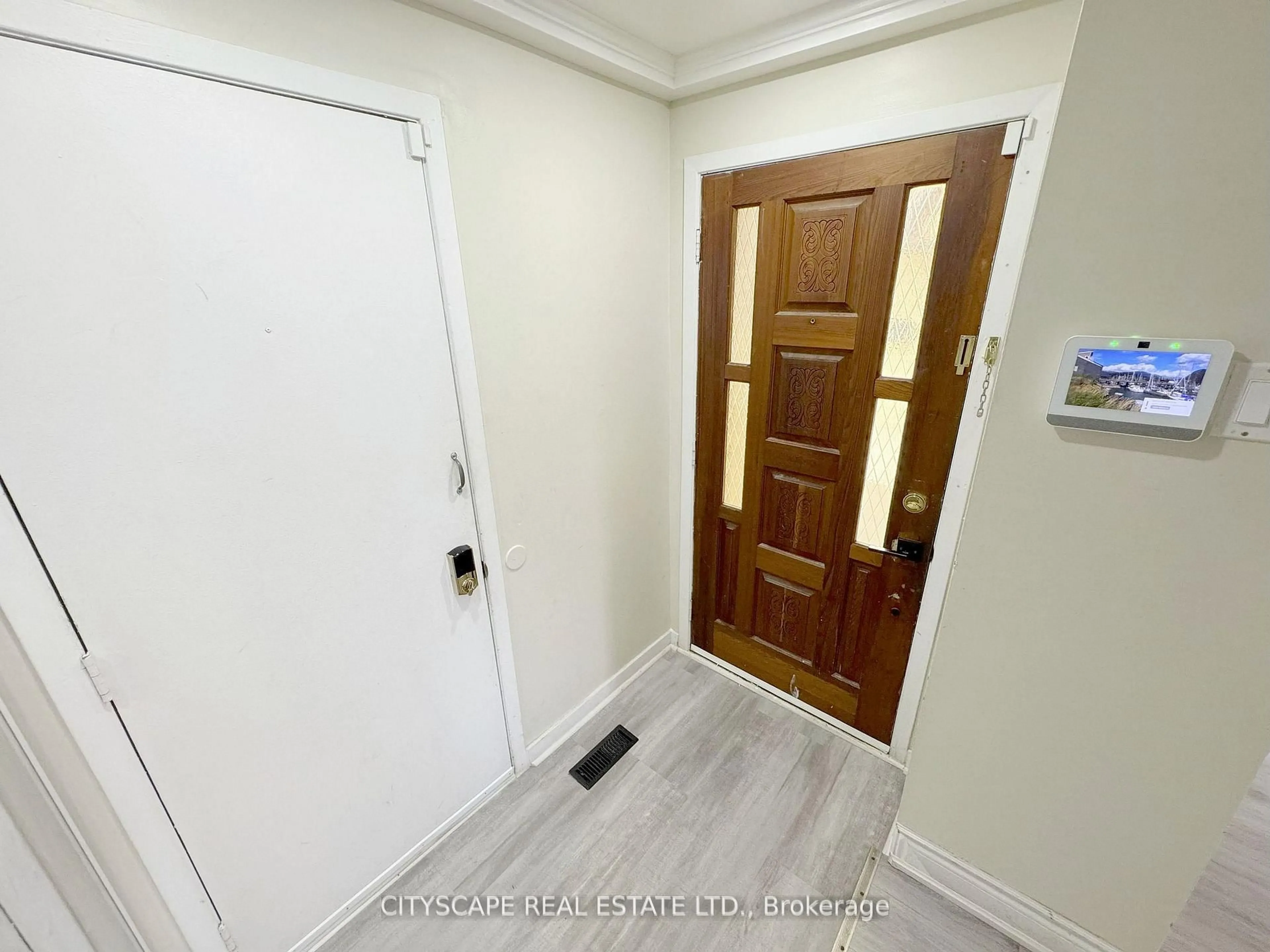 Indoor entryway for 62 Barrington Cres, Brampton Ontario L6Z 1N3