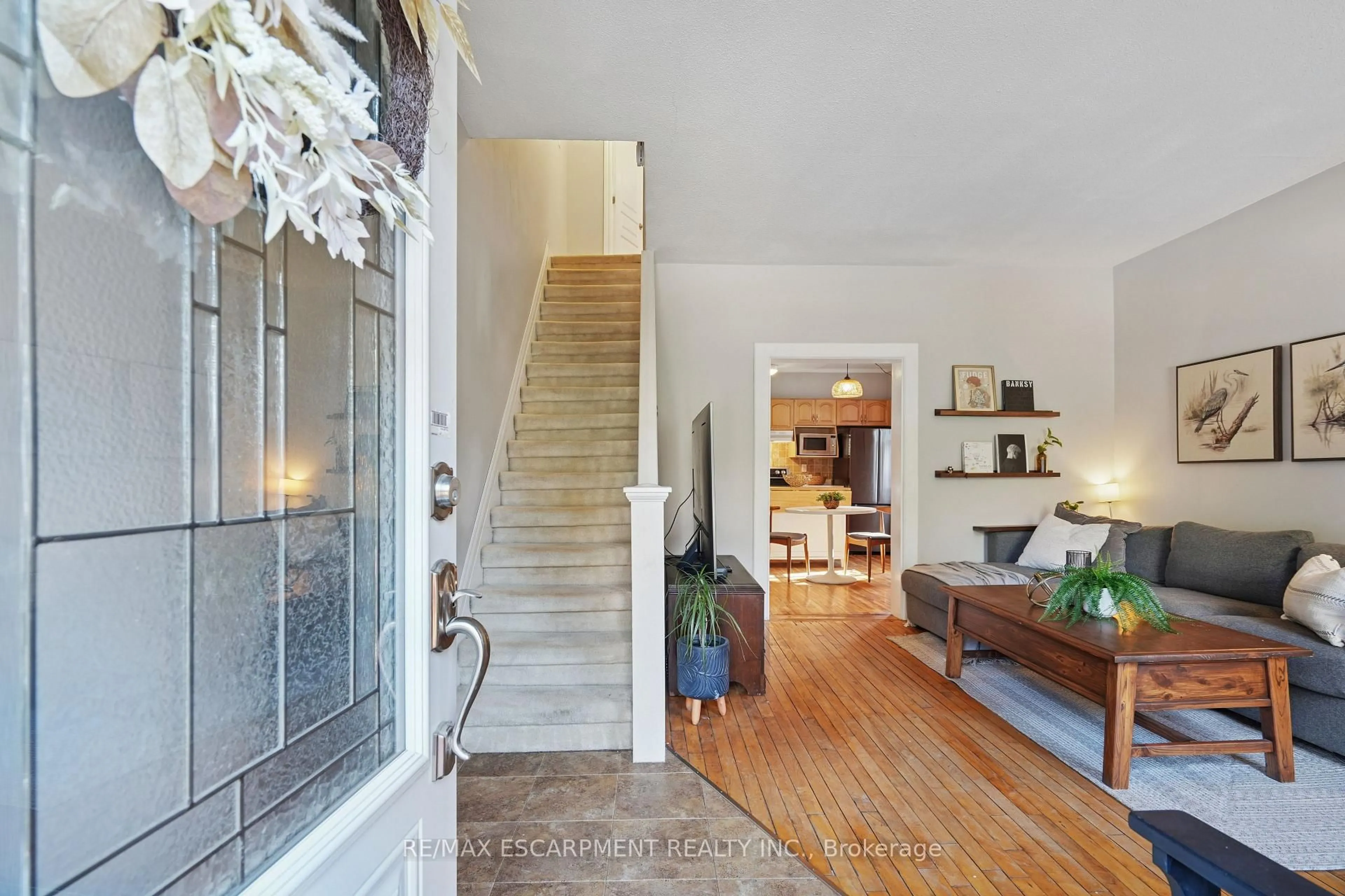 Indoor entryway for 2055 Embleton Rd, Brampton Ontario L6Y 0E9