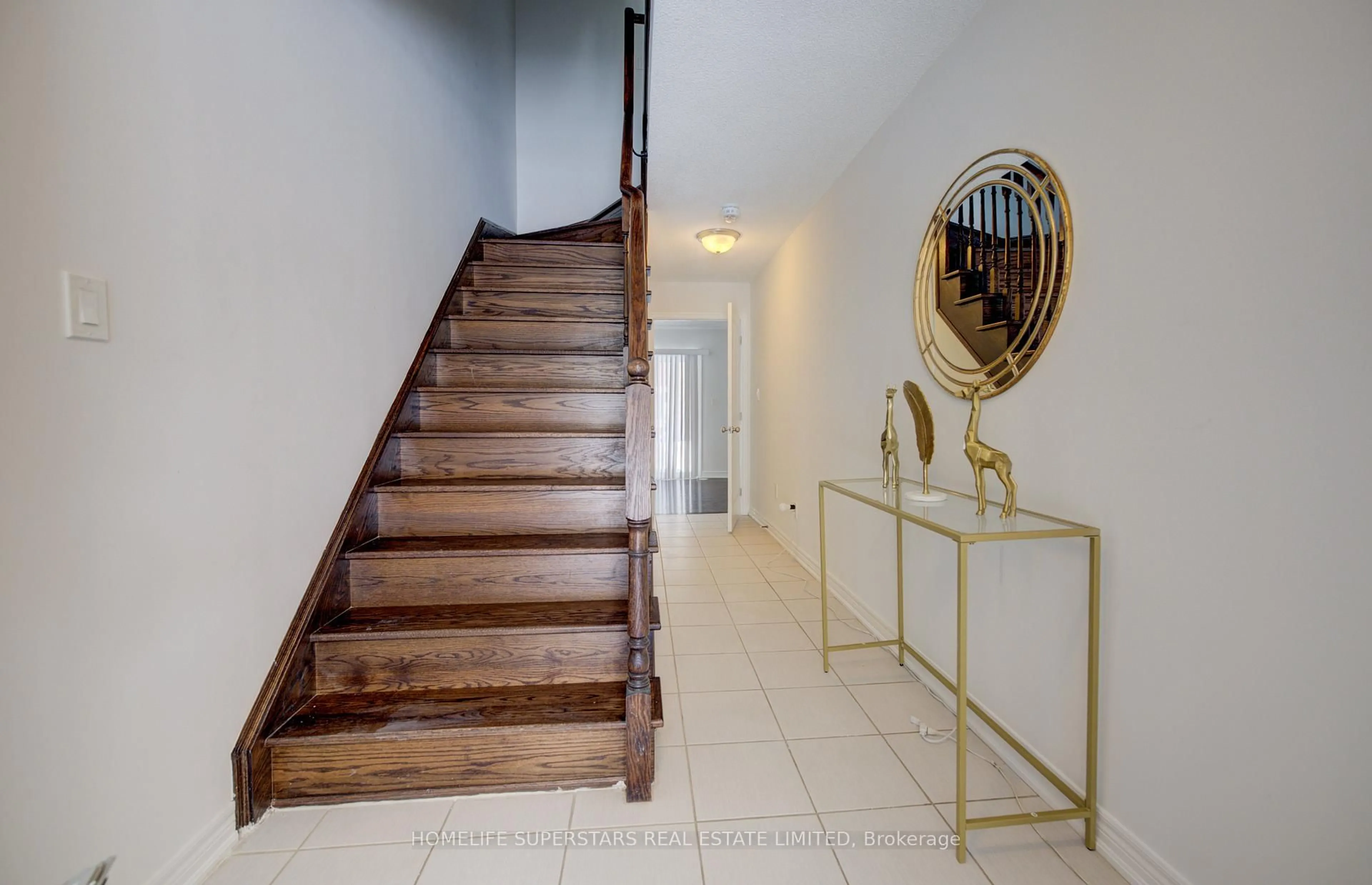 Indoor foyer for 9 Aspen Hills Rd #40, Brampton Ontario L6Y 6E3