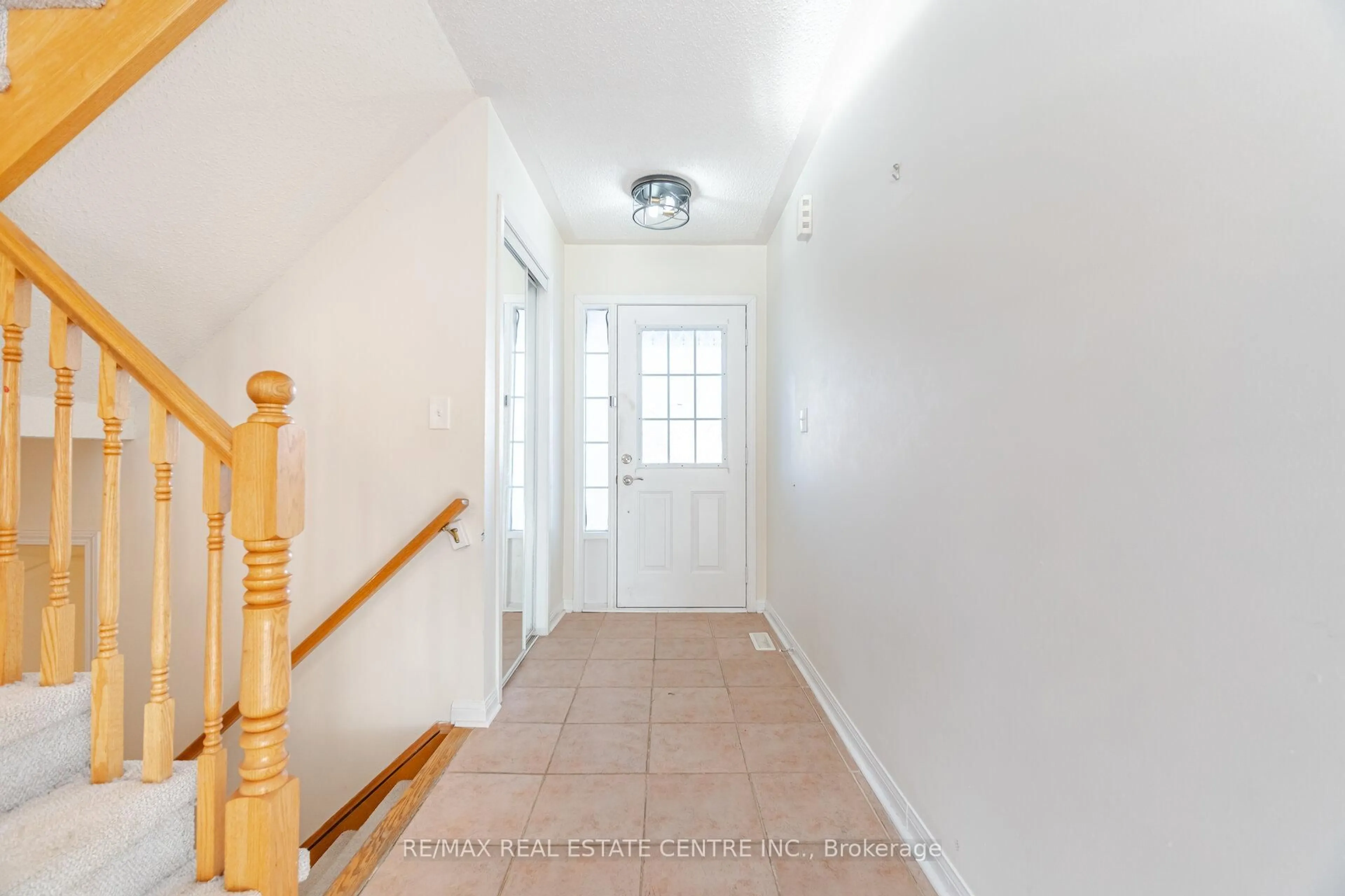 Indoor entryway for 454 Collis Crt, Milton Ontario L9T 5N1