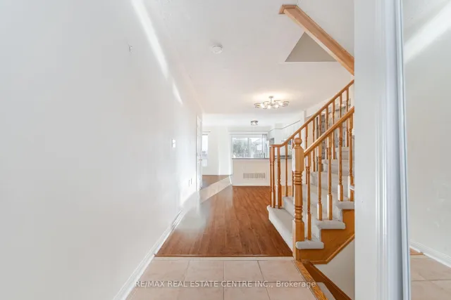 454 Collis Crt, Milton 4