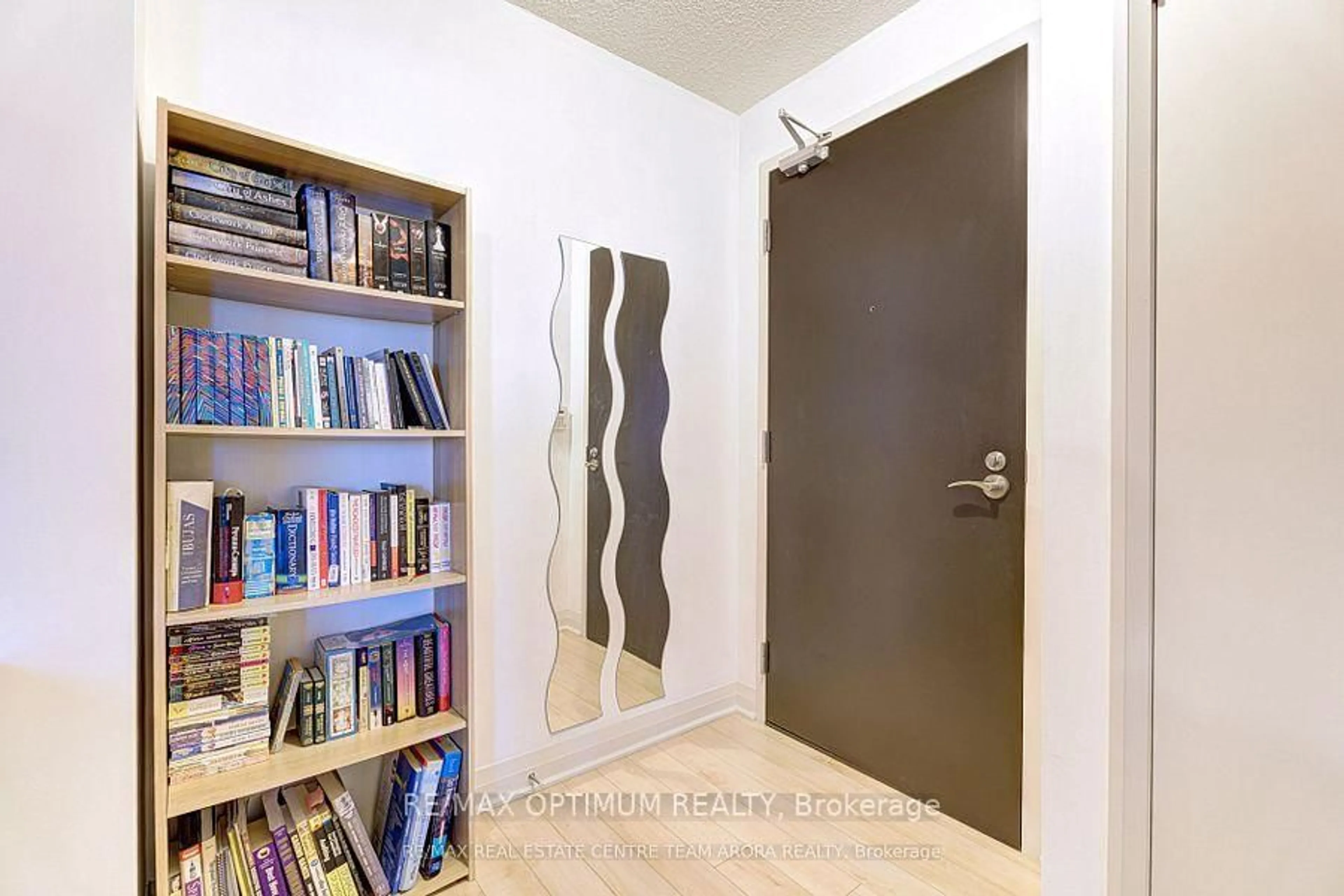 Indoor entryway for 5 Valhalla Inn Rd #1204, Toronto Ontario M9B 0B1