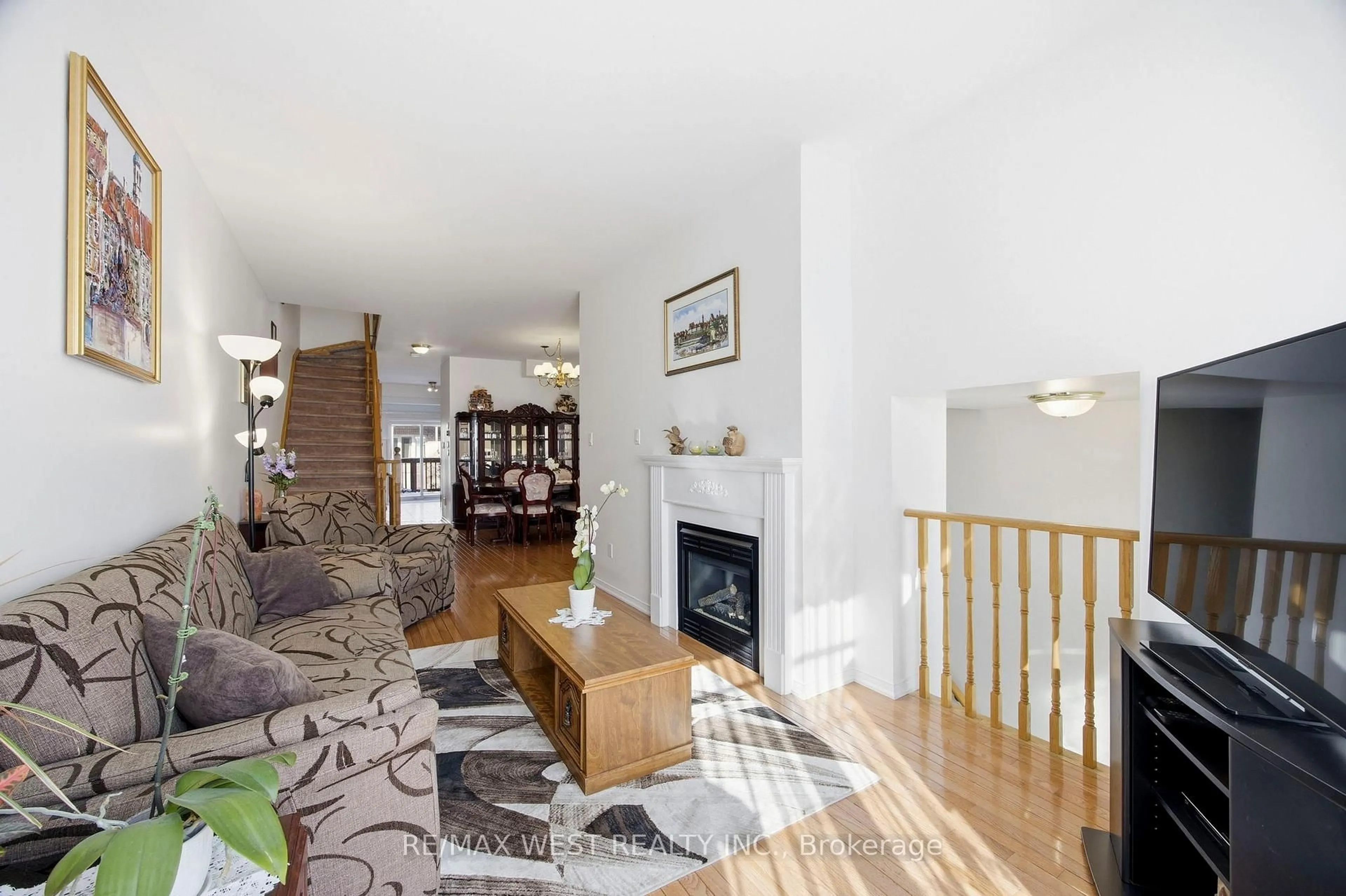 Living room with furniture, wood/laminate floor for 138 Manitoba St, Toronto Ontario M8Y 1E3