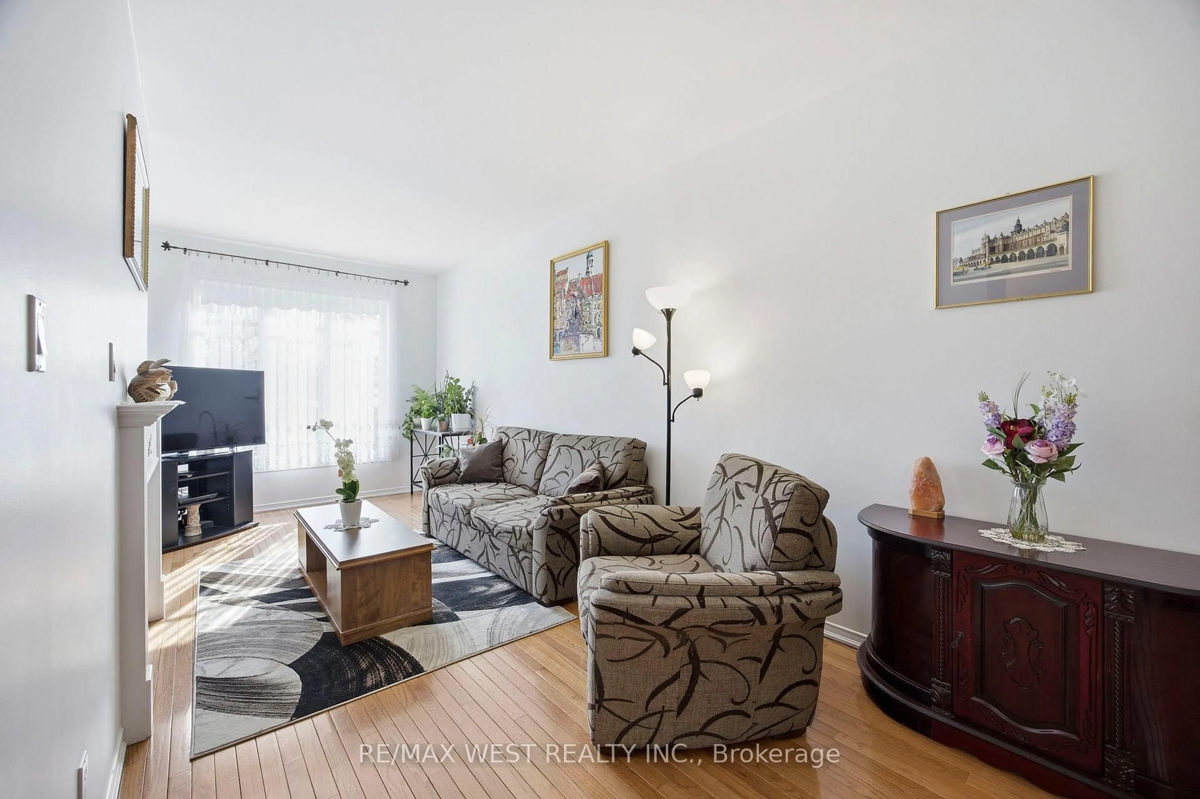 Living room with furniture, wood/laminate floor for 138 Manitoba St, Toronto Ontario M8Y 1E3