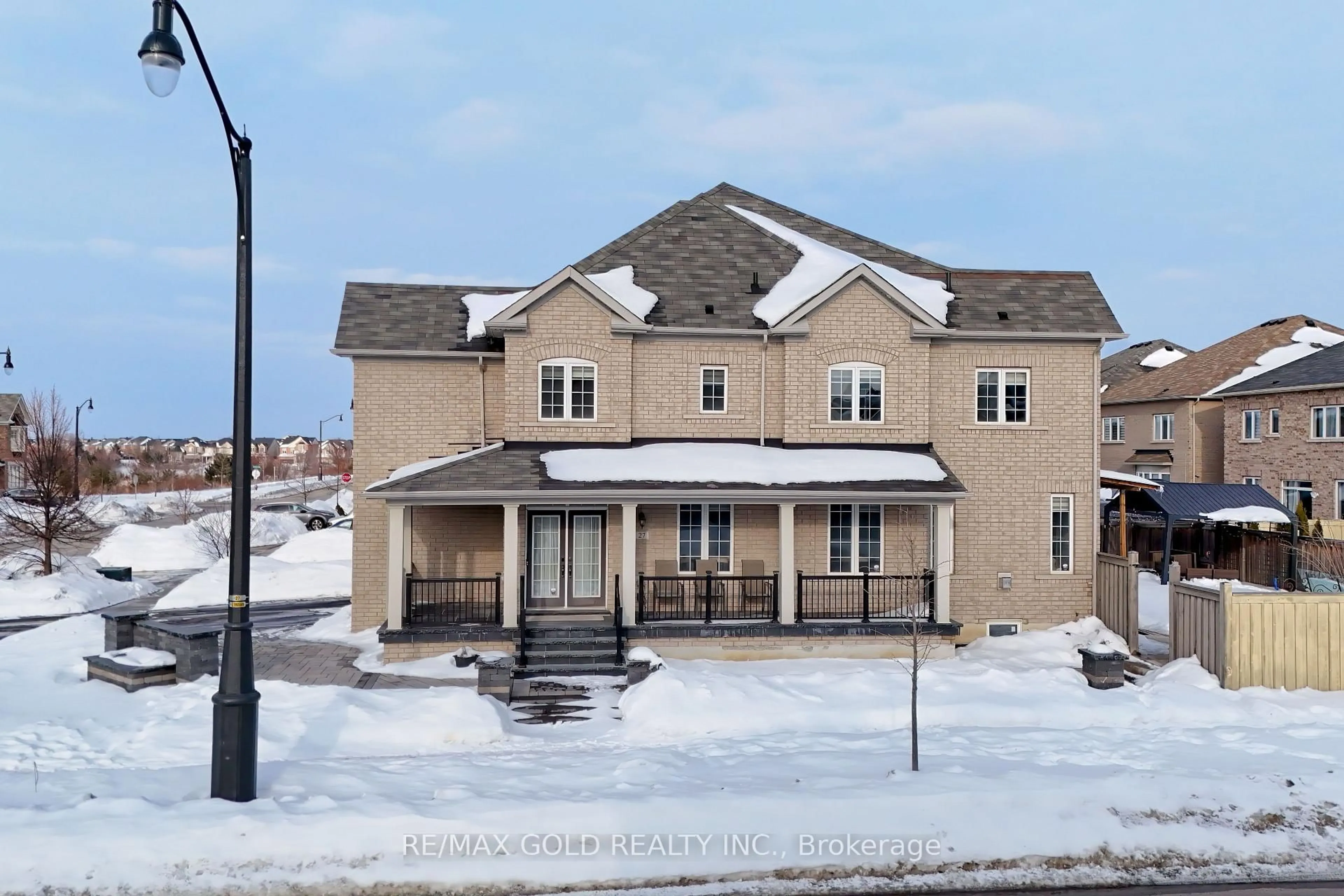 A pic from outside/outdoor area/front of a property/back of a property/a pic from drone, street for 27 Brentwick Dr, Brampton Ontario L6X 5G1