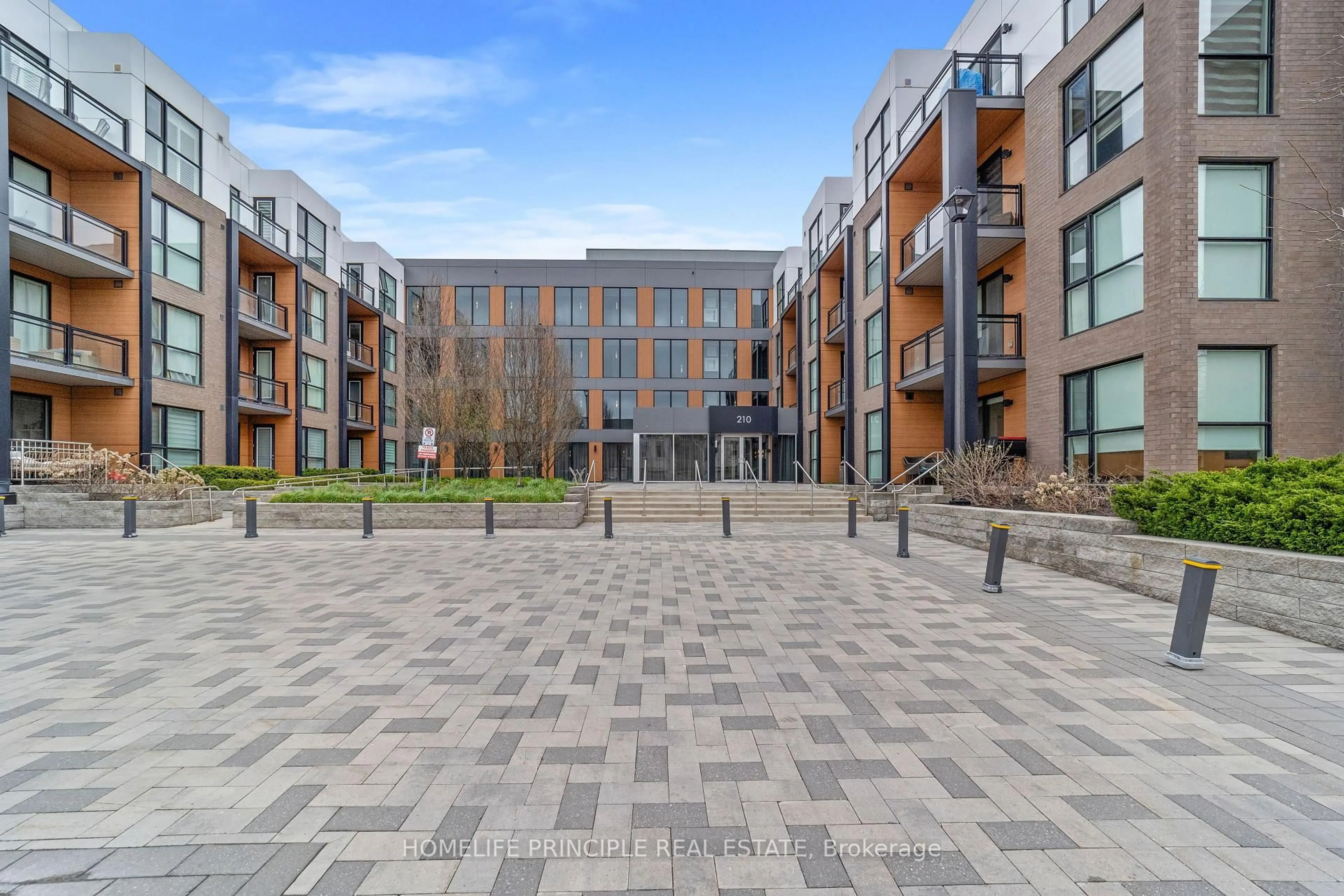 A pic from outside/outdoor area/front of a property/back of a property/a pic from drone, building for 210 Sabina Dr #305, Oakville Ontario L6H 0W6