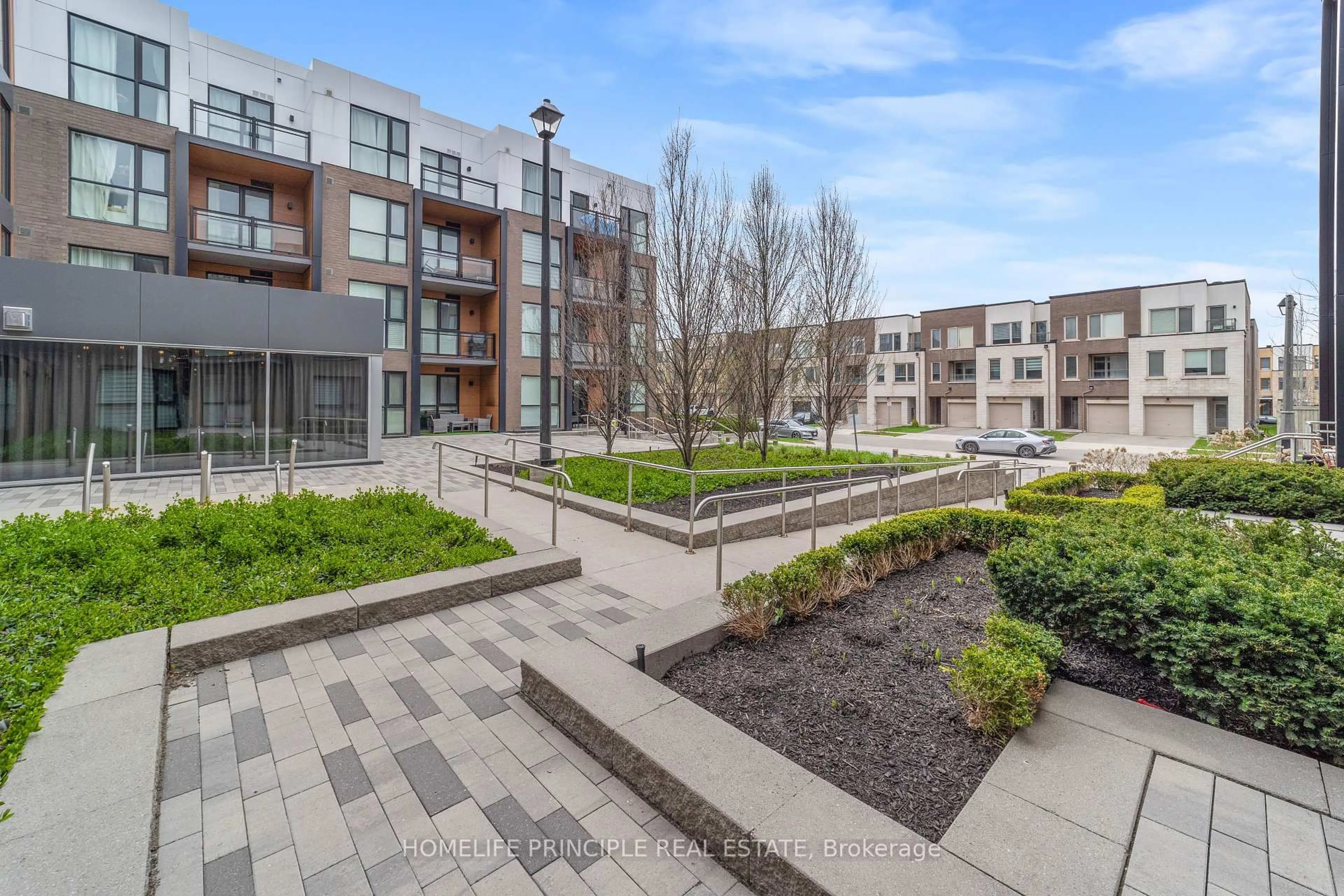 Patio, street for 210 Sabina Dr #305, Oakville Ontario L6H 0W6