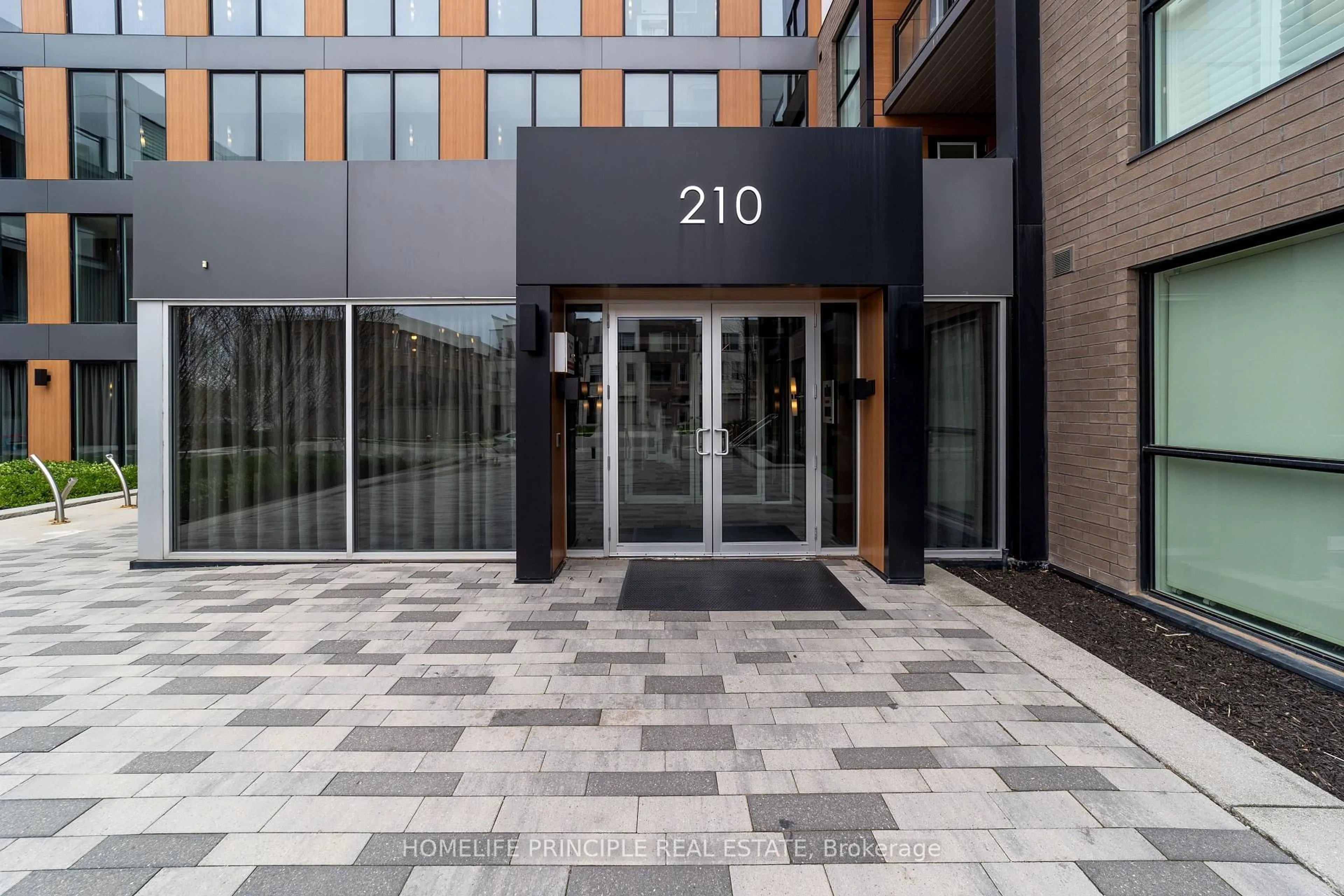 Indoor foyer for 210 Sabina Dr #305, Oakville Ontario L6H 0W6