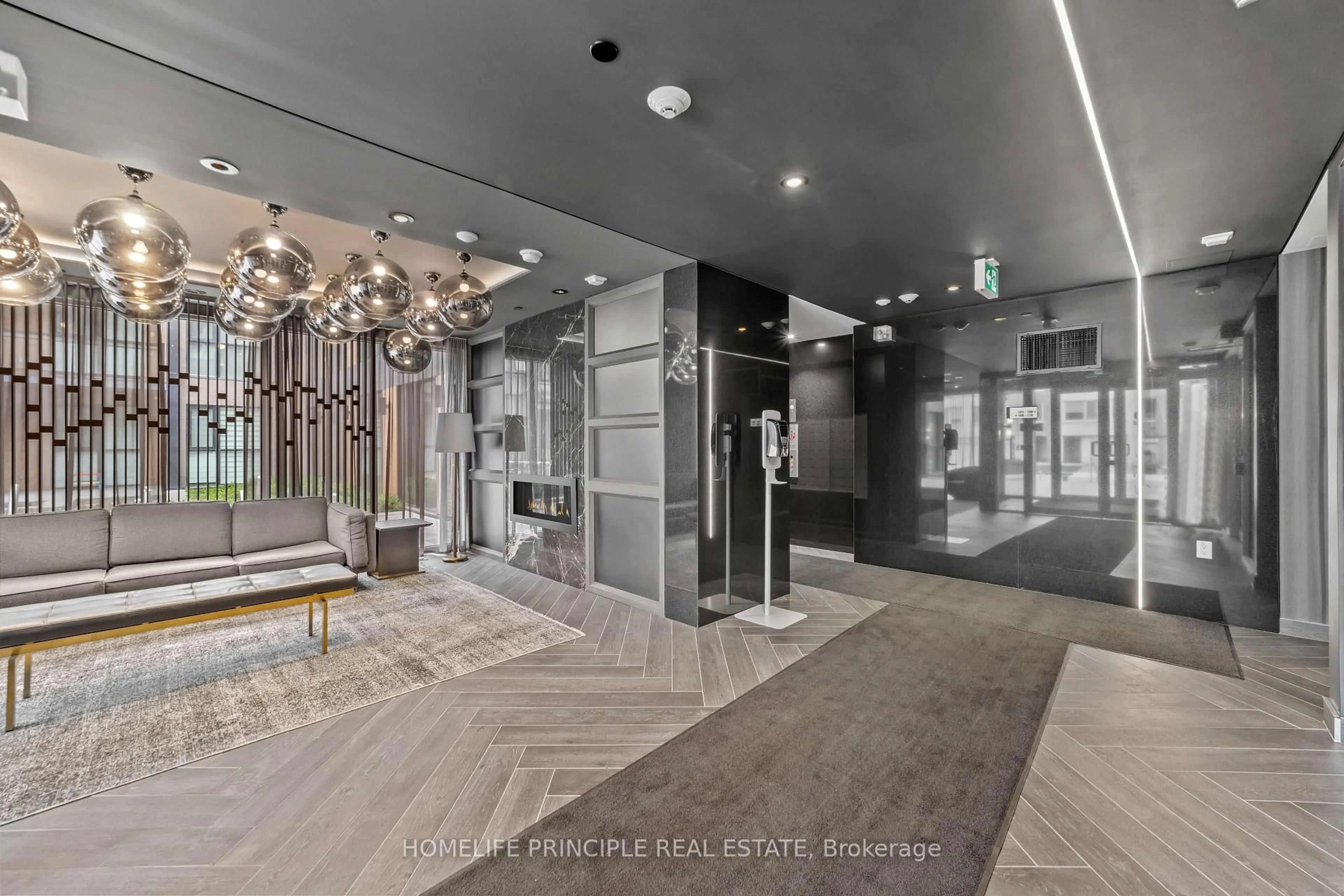 Indoor foyer for 210 Sabina Dr #305, Oakville Ontario L6H 0W6