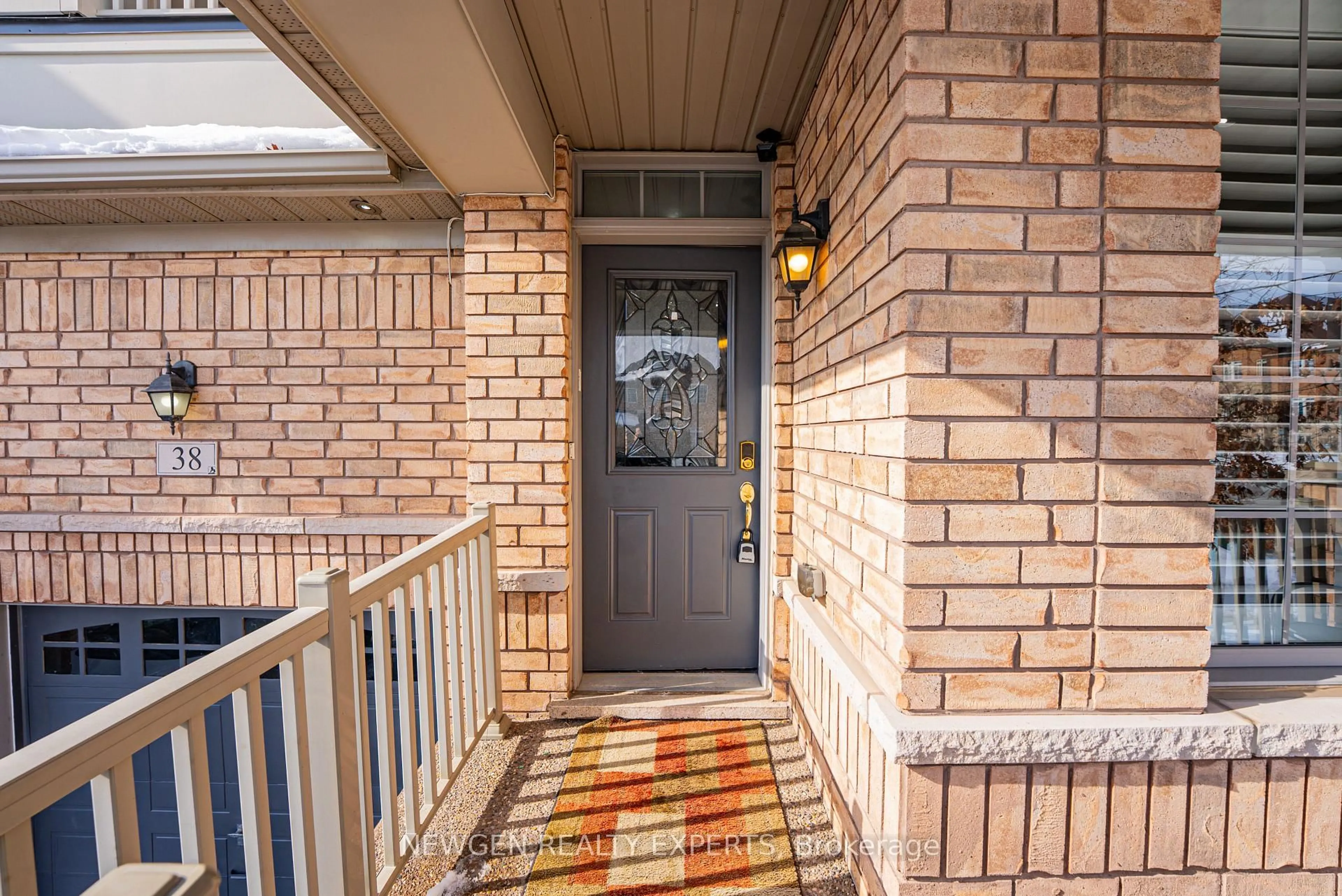 Indoor entryway for 38 Bonnie Braes Dr, Brampton Ontario L6Y 0Y5
