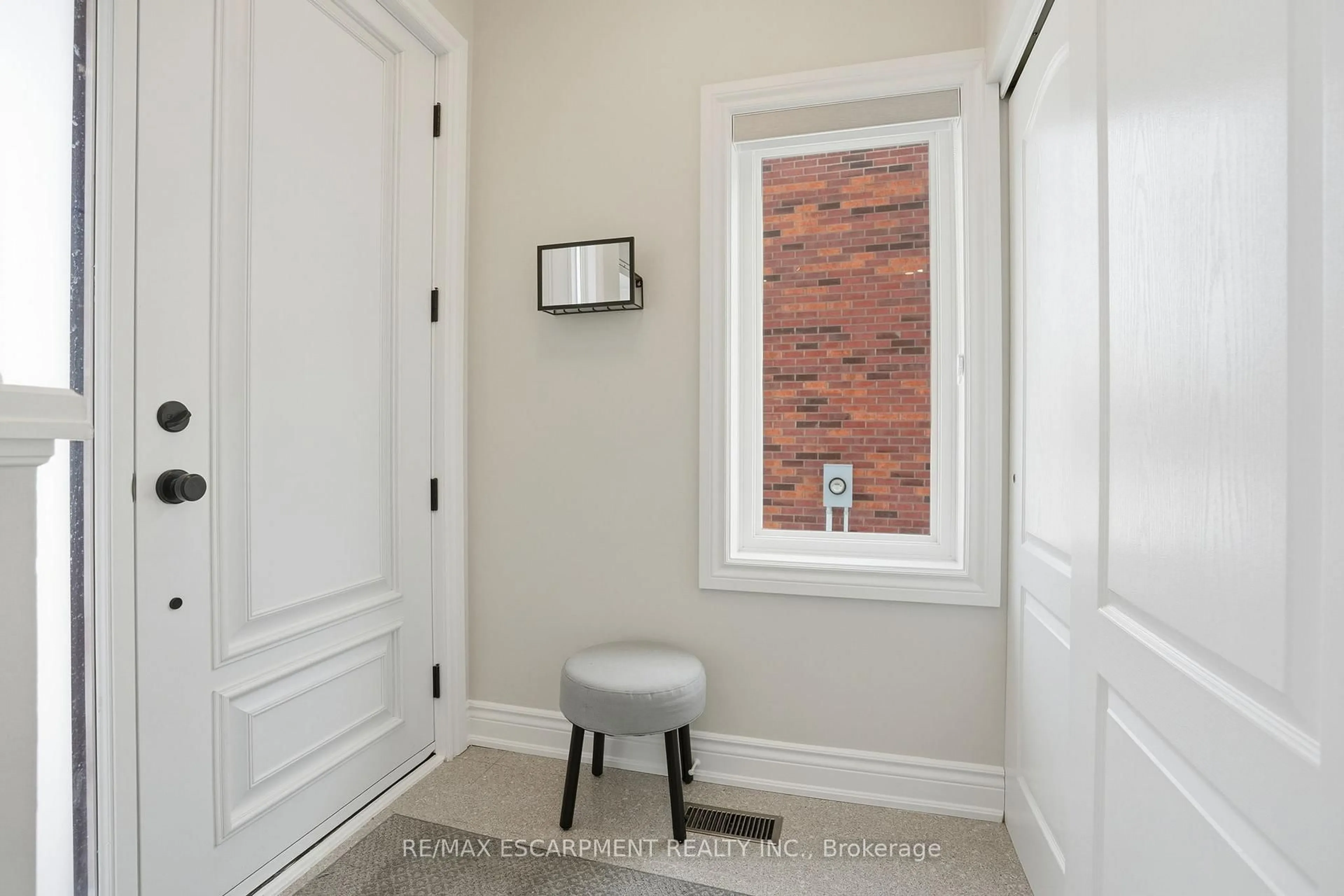 Indoor entryway for 2669 Castle Hill Cres, Oakville Ontario L6H 6J1