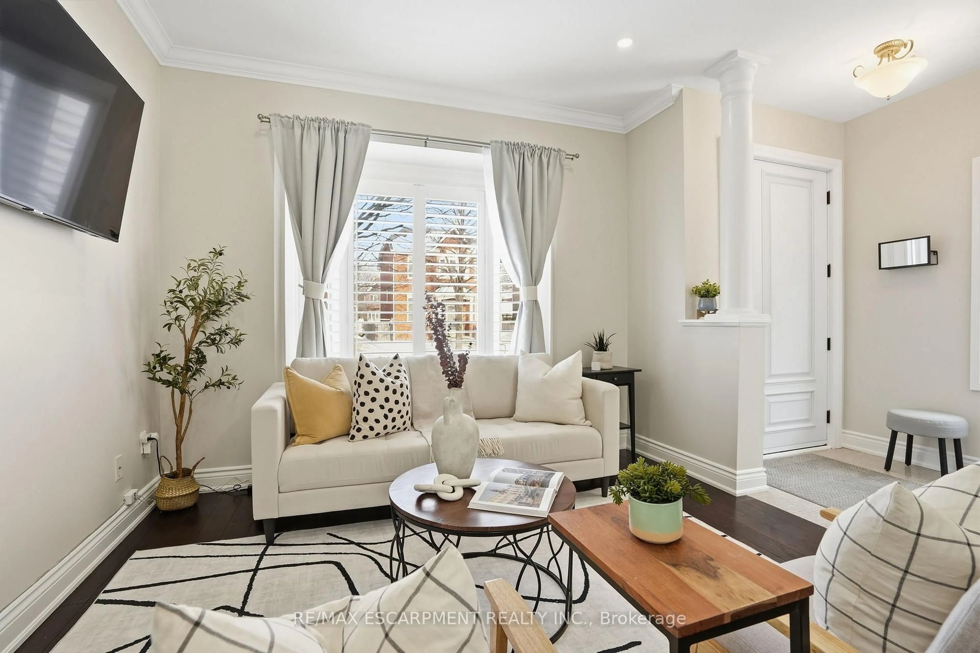 Living room with furniture, unknown for 2669 Castle Hill Cres, Oakville Ontario L6H 6J1