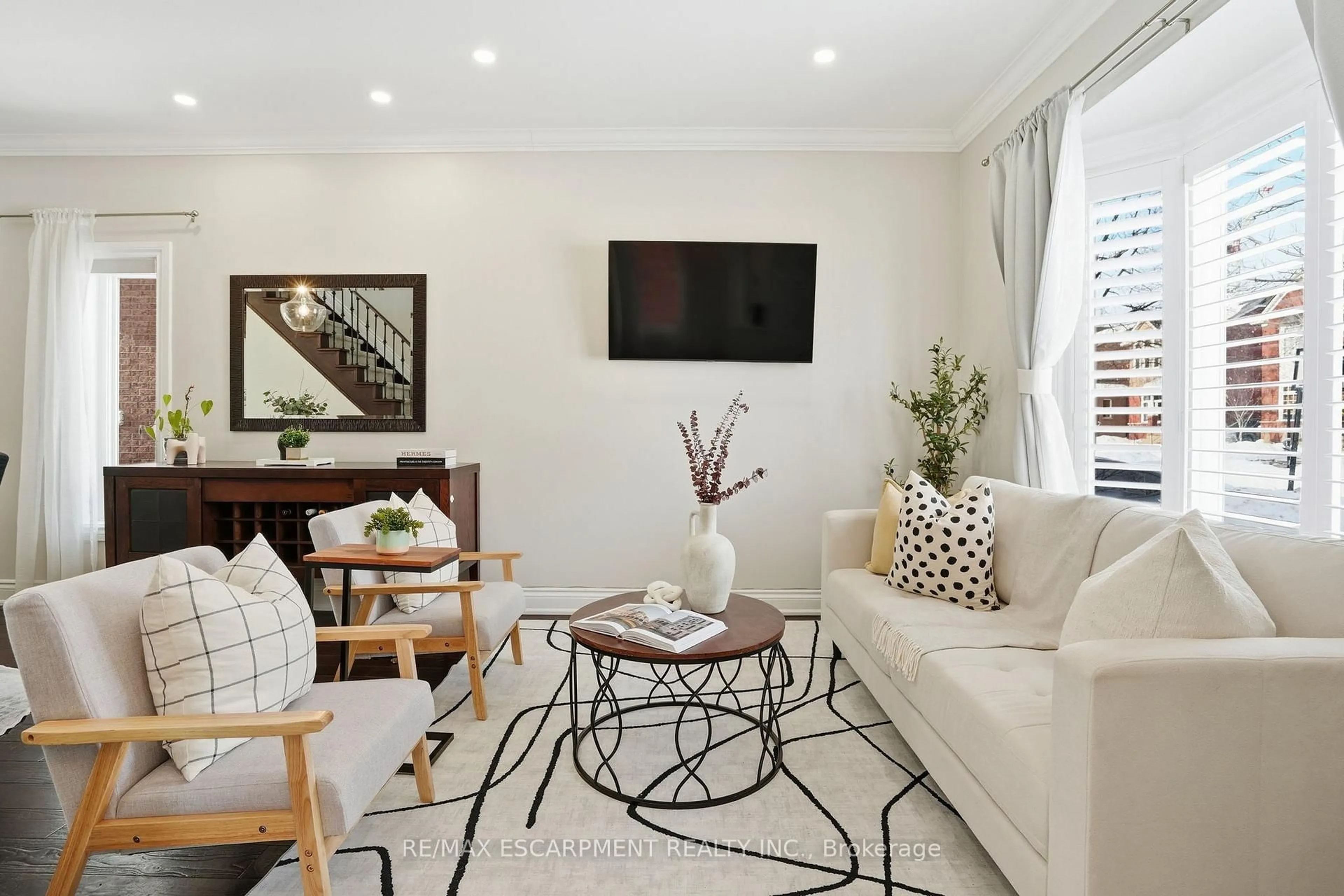 Living room with furniture, unknown for 2669 Castle Hill Cres, Oakville Ontario L6H 6J1