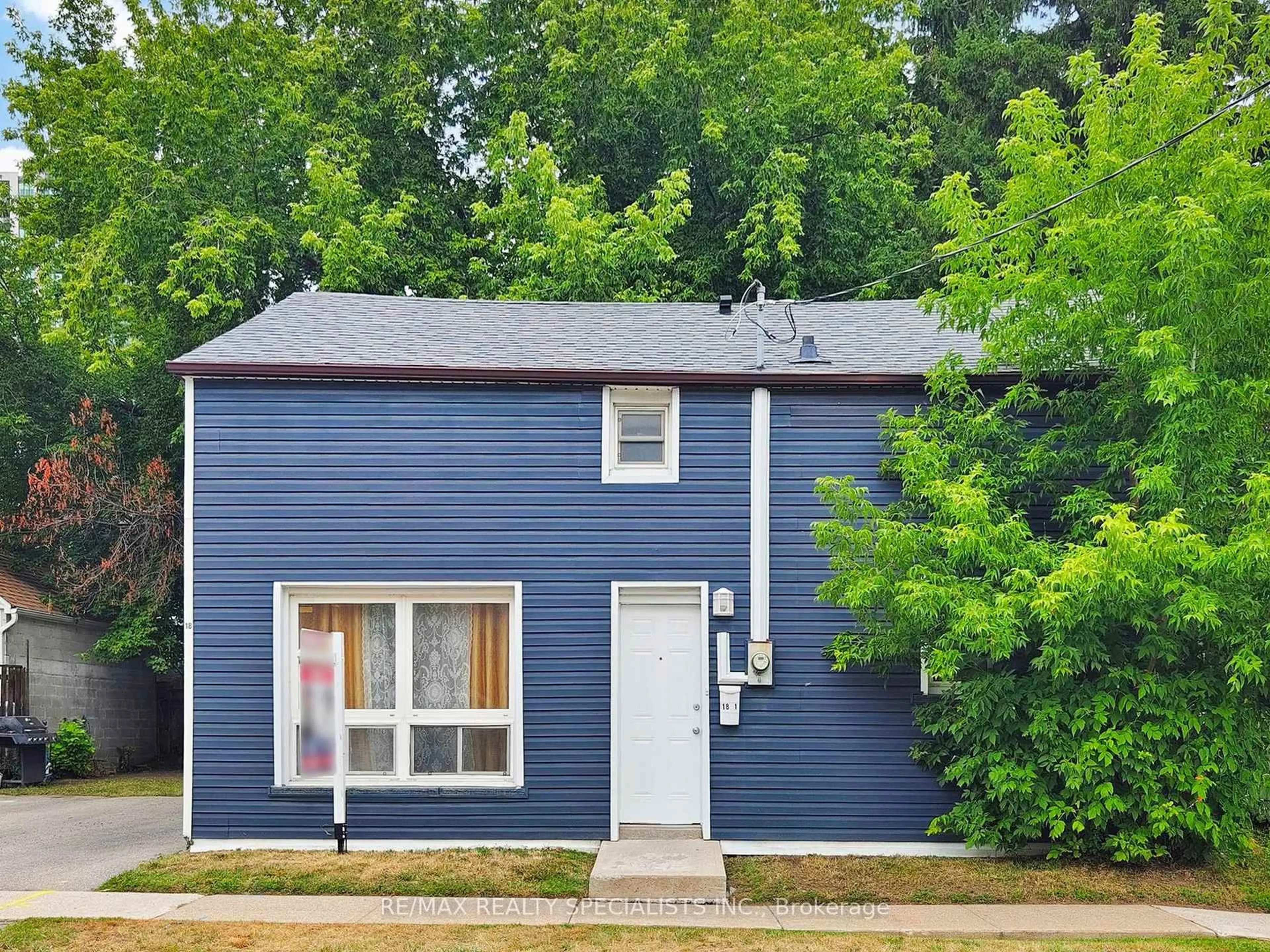 Home with vinyl exterior material, street for 18 Mary St, Brampton Ontario L6W 2R1