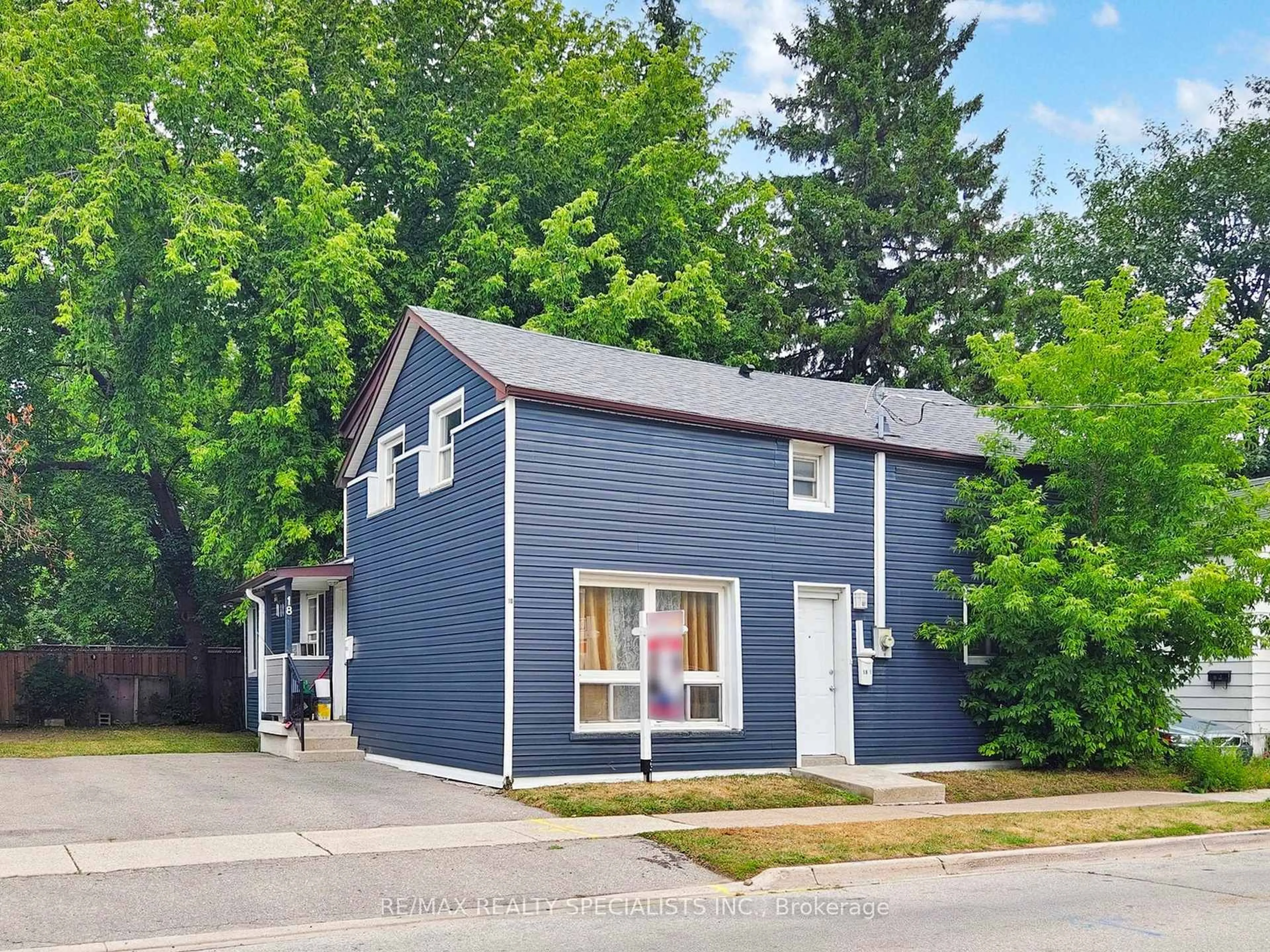 Home with vinyl exterior material, street for 18 Mary St, Brampton Ontario L6W 2R1