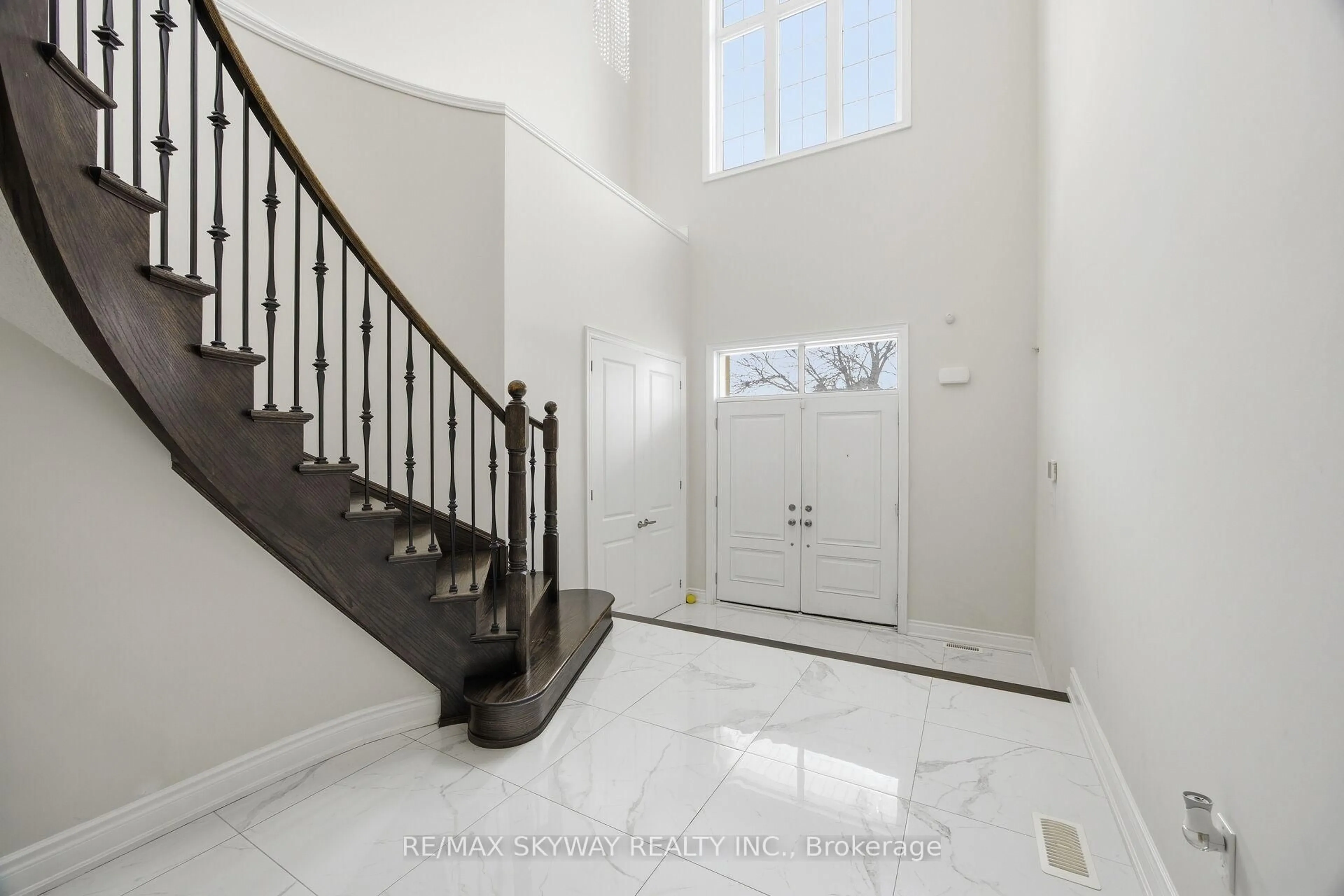 Indoor entryway for 22 Tamworth Crt, Brampton Ontario L6Y 4S4