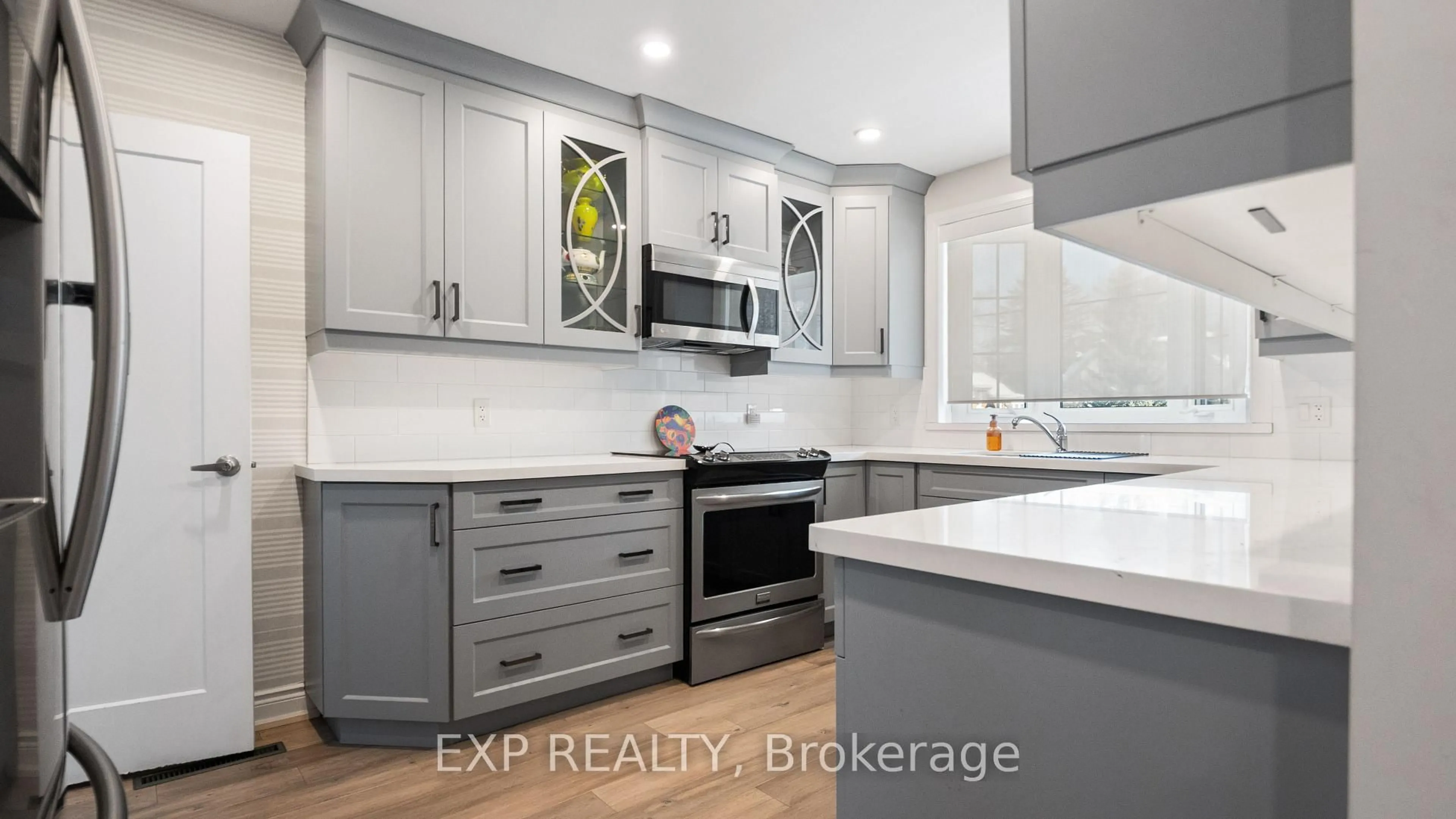 Contemporary kitchen, unknown for 1032 Cedarwood Pl, Burlington Ontario L7T 3J3